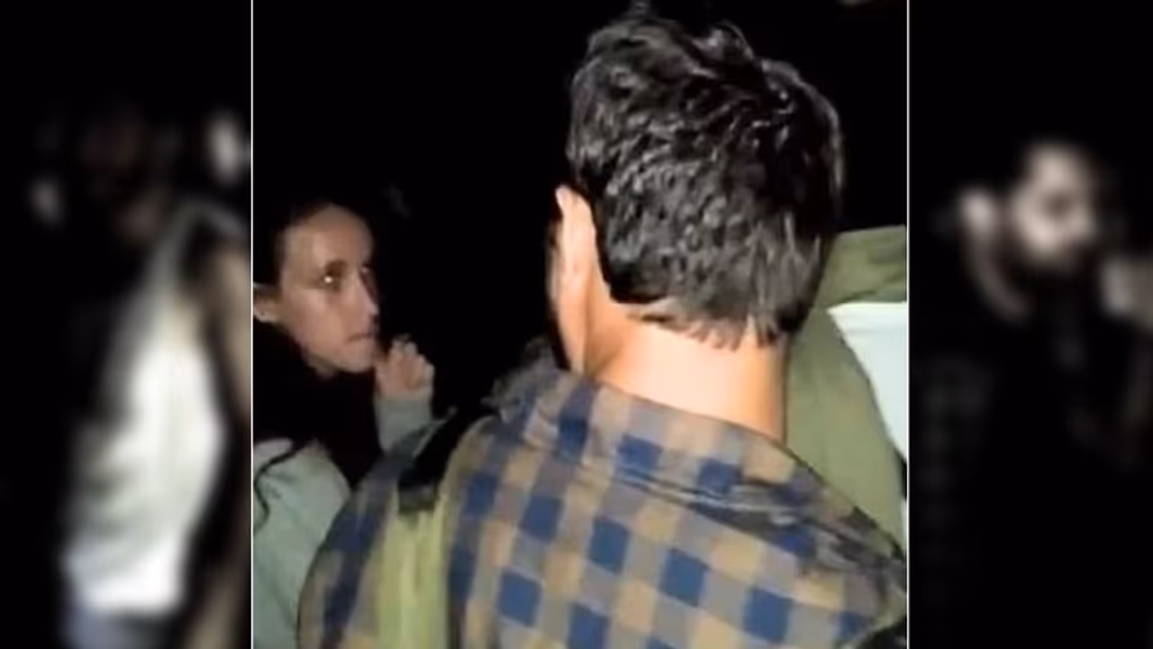 आधी रात घने जंगल के बीचों बीच आजादी का जश्न मना रहे थे लड़के लड़कियां आधी रात घने जंगल के बीचों बीच आजादी का जश्न मना रहे थे लड़के लड़कियां