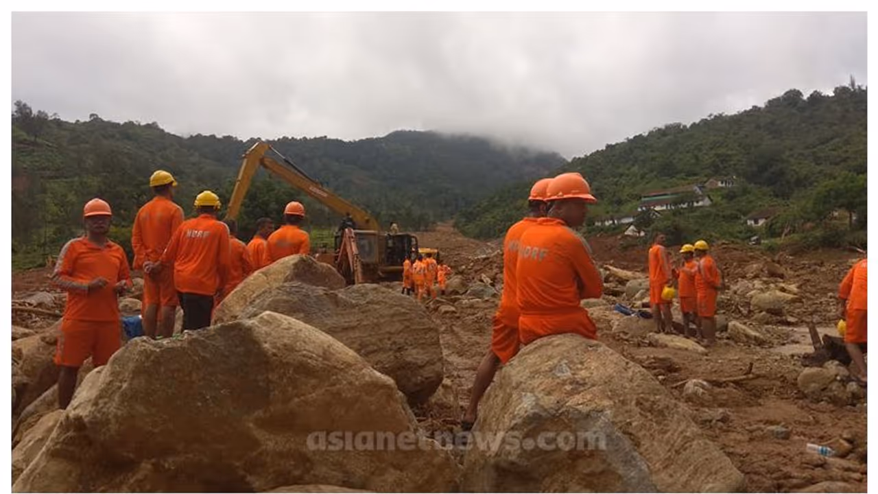 പ്രളയത്തെ അതിജീവിച്ച കവളപ്പാറയിലേക്ക് സഹായമെത്തുന്നു പ്രളയത്തെ അതിജീവിച്ച കവളപ്പാറയിലേക്ക് സഹായമെത്തുന്നു