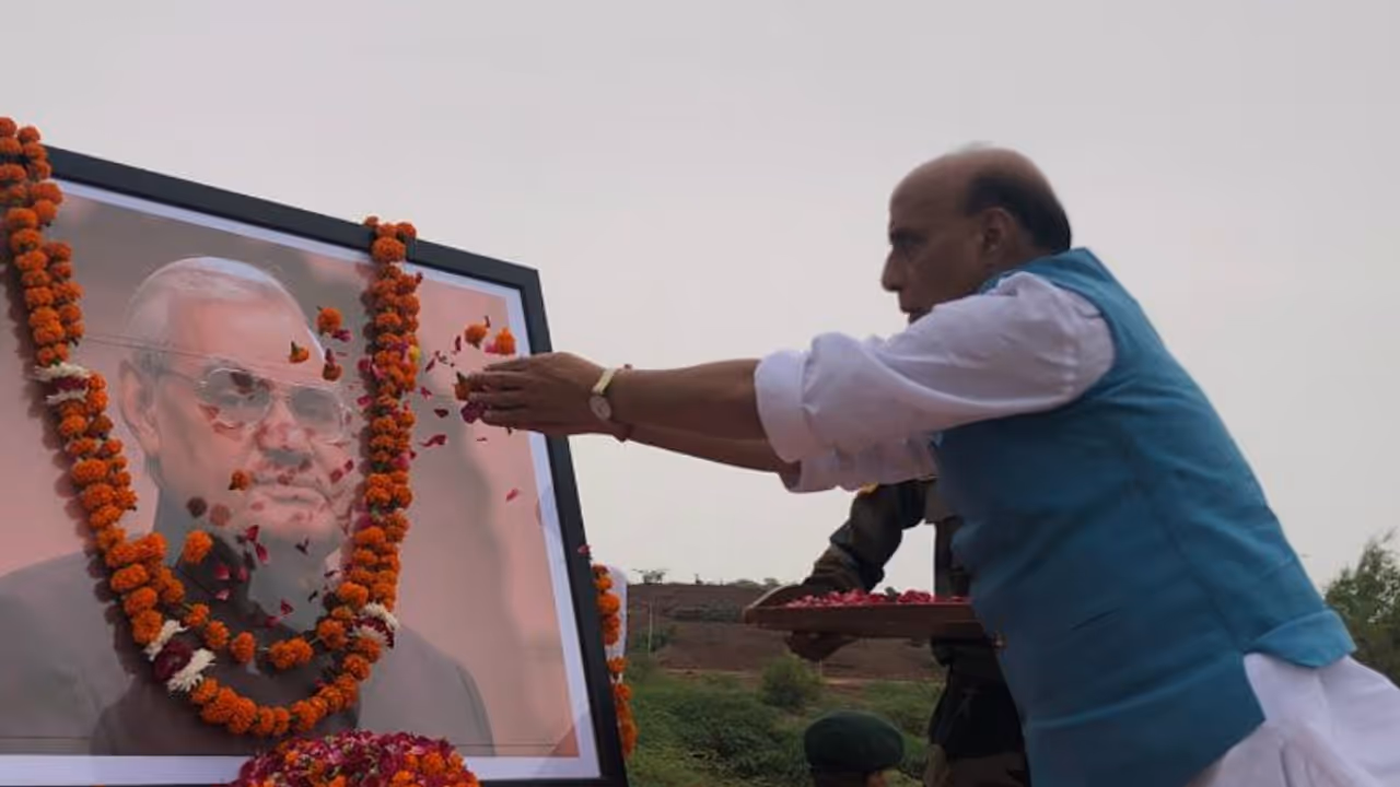 इमरान को चेतावनी, बदल सकती है ‘संयम’ की नीति, क्या है राजनाथ सिंह का इशारा इमरान को चेतावनी, बदल सकती है ‘संयम’ की नीति, क्या है राजनाथ सिंह का इशारा