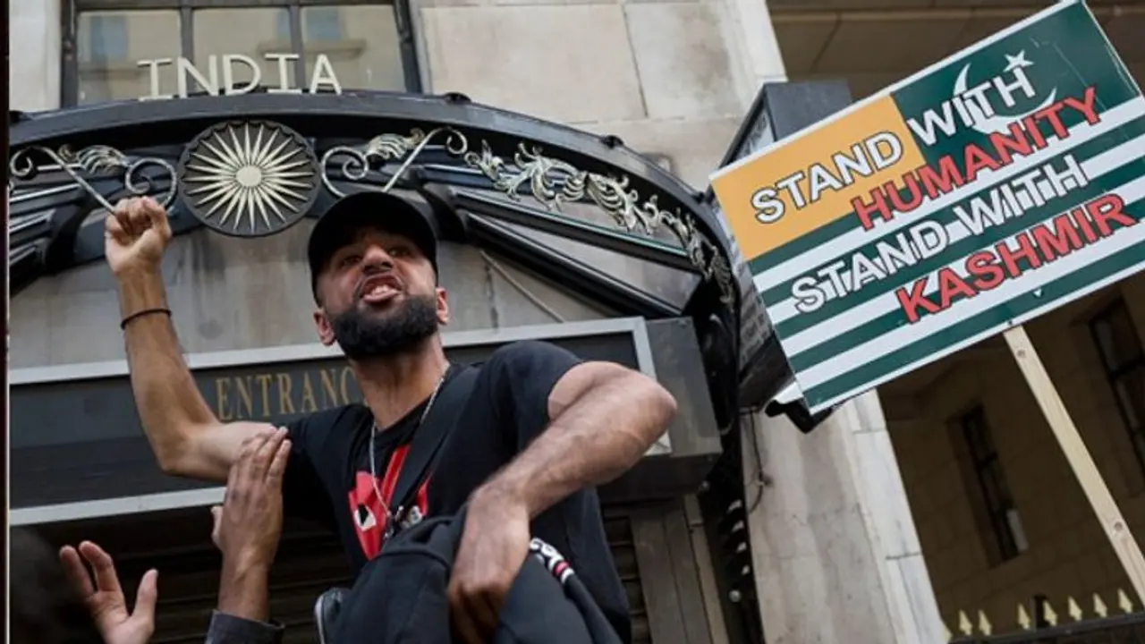 লন্ডনে ধুন্ধুমার পাক দুষ্কৃতীদের! ভেস্তে গেল স্বাধীনতা দিবসের অনুষ্ঠান