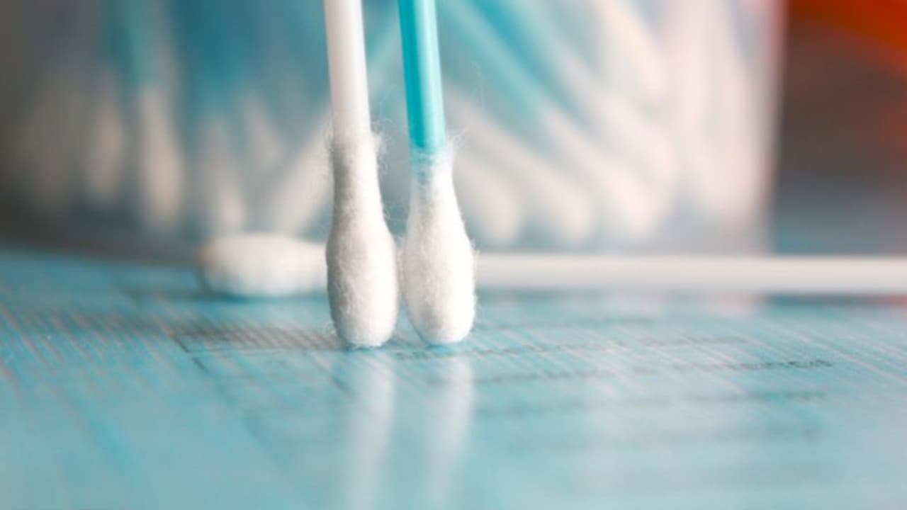 কিউ টিপেই জমবে মেকাপ, জানুন কিউ টিপ ব্যবহারের সুবিধা কিউ টিপেই জমবে মেকাপ, জানুন কিউ টিপ ব্যবহারের সুবিধা