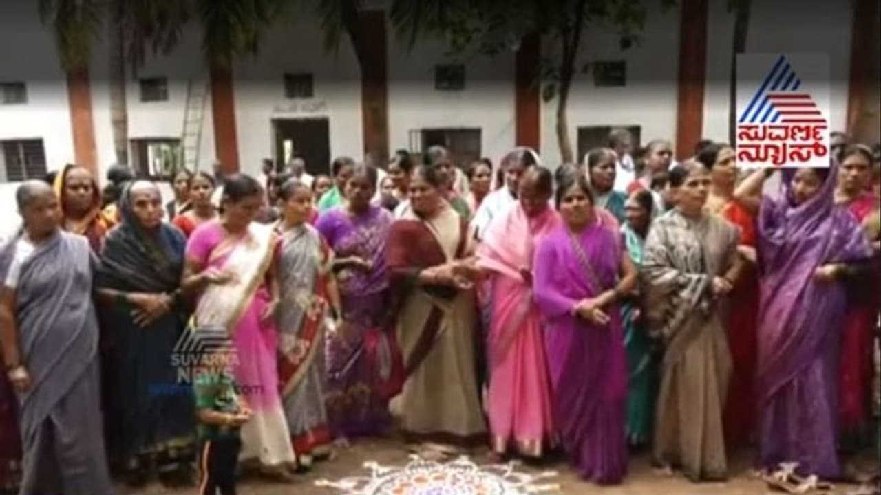 ರಾಷ್ಟ್ರಕ್ಕೆ ಧ್ವಜ ಮಾಡುವ ಕೈಗಳಲ್ಲಿ ದುಡ್ಡಿಲ್ಲ: ಕೊಡಲು ಸರ್ಕಾರಕ್ಕೆ ಪುರುಸೊತ್ತಿಲ್ಲ!