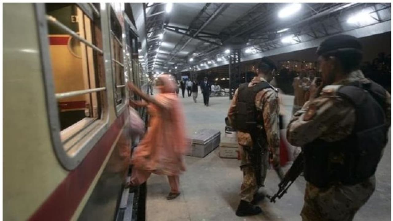 പാക്കിസ്ഥാനിലേക്കുള്ള താര് എക്സ്പ്രസിന്റെ സര്വ്വീസ് ഇന്ത്യ നിര്ത്തിവെച്ചു പാക്കിസ്ഥാനിലേക്കുള്ള താര് എക്സ്പ്രസിന്റെ സര്വ്വീസ് ഇന്ത്യ നിര്ത്തിവെച്ചു