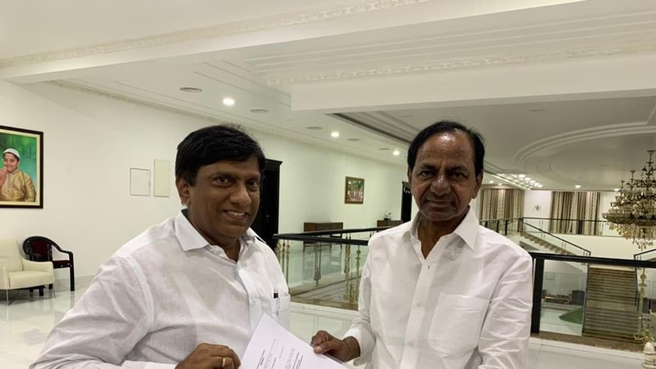 అనుయాయుడికి కీలక పదవి కట్టబెట్టిన కేసీఆర్ అనుయాయుడికి కీలక పదవి కట్టబెట్టిన కేసీఆర్