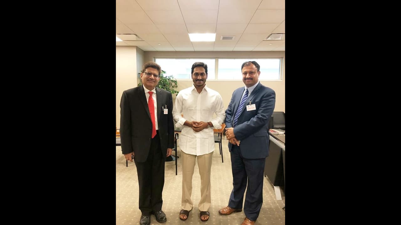 వాషింగ్టన్ డీసీ చేరుకున్న సీఎం జగన్: ఘన స్వాగతం పలికిన ప్రవాసాంధ్రులు వాషింగ్టన్ డీసీ చేరుకున్న సీఎం జగన్: ఘన స్వాగతం పలికిన ప్రవాసాంధ్రులు