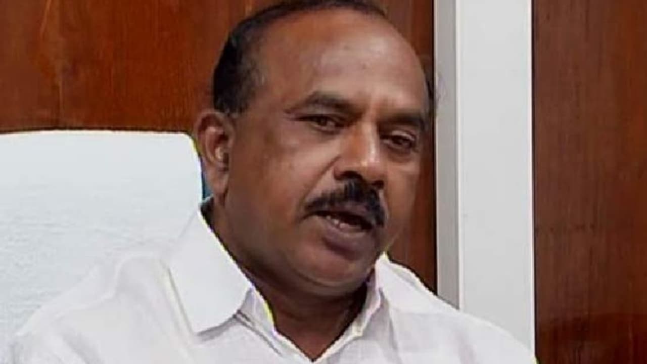 ലോക് ഡൗണിനെ പേടിക്കേണ്ട: മൂന്ന് മാസത്തേക്കുള്ള ഭക്ഷ്യ സാധനങ്ങൾ സ്റ്റോക്കുണ്ടെന്ന് മന്ത്രി ലോക് ഡൗണിനെ പേടിക്കേണ്ട: മൂന്ന് മാസത്തേക്കുള്ള ഭക്ഷ്യ സാധനങ്ങൾ സ്റ്റോക്കുണ്ടെന്ന് മന്ത്രി