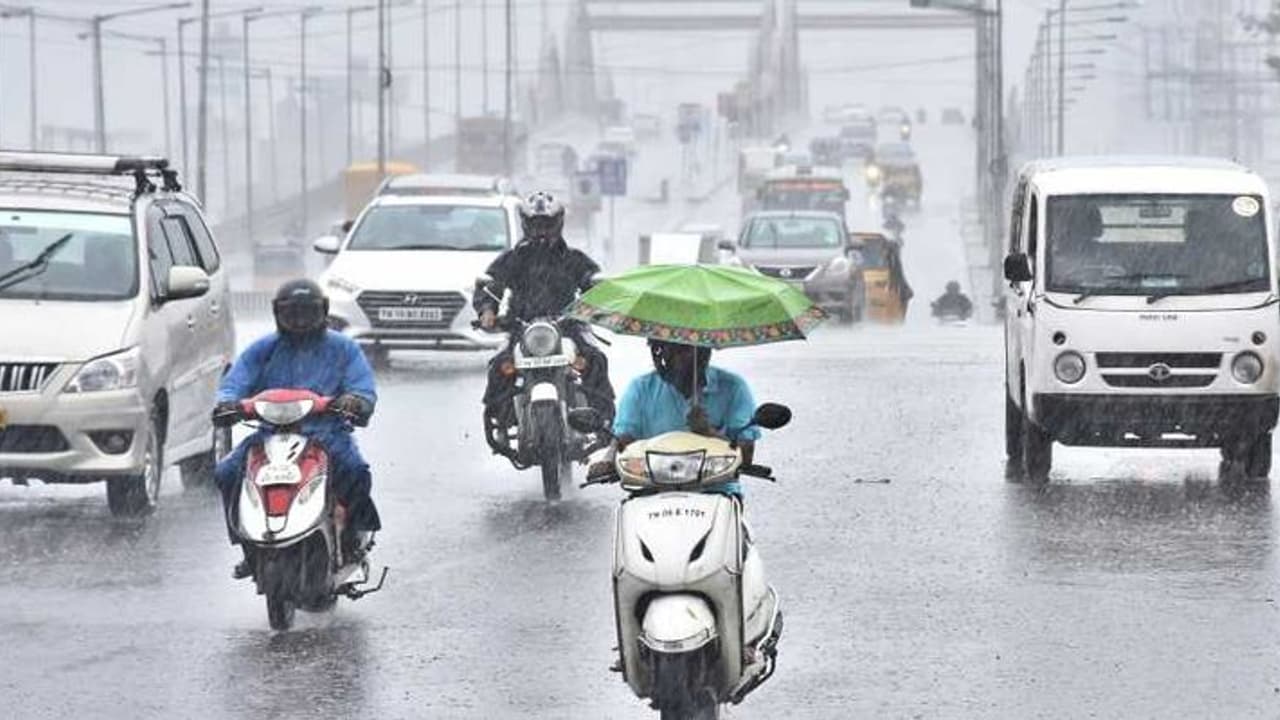 அதிகாலை முதல் பலத்த மழை..! போக்குவரத்து நெரிசலில் முடங்கிய சென்னை..!