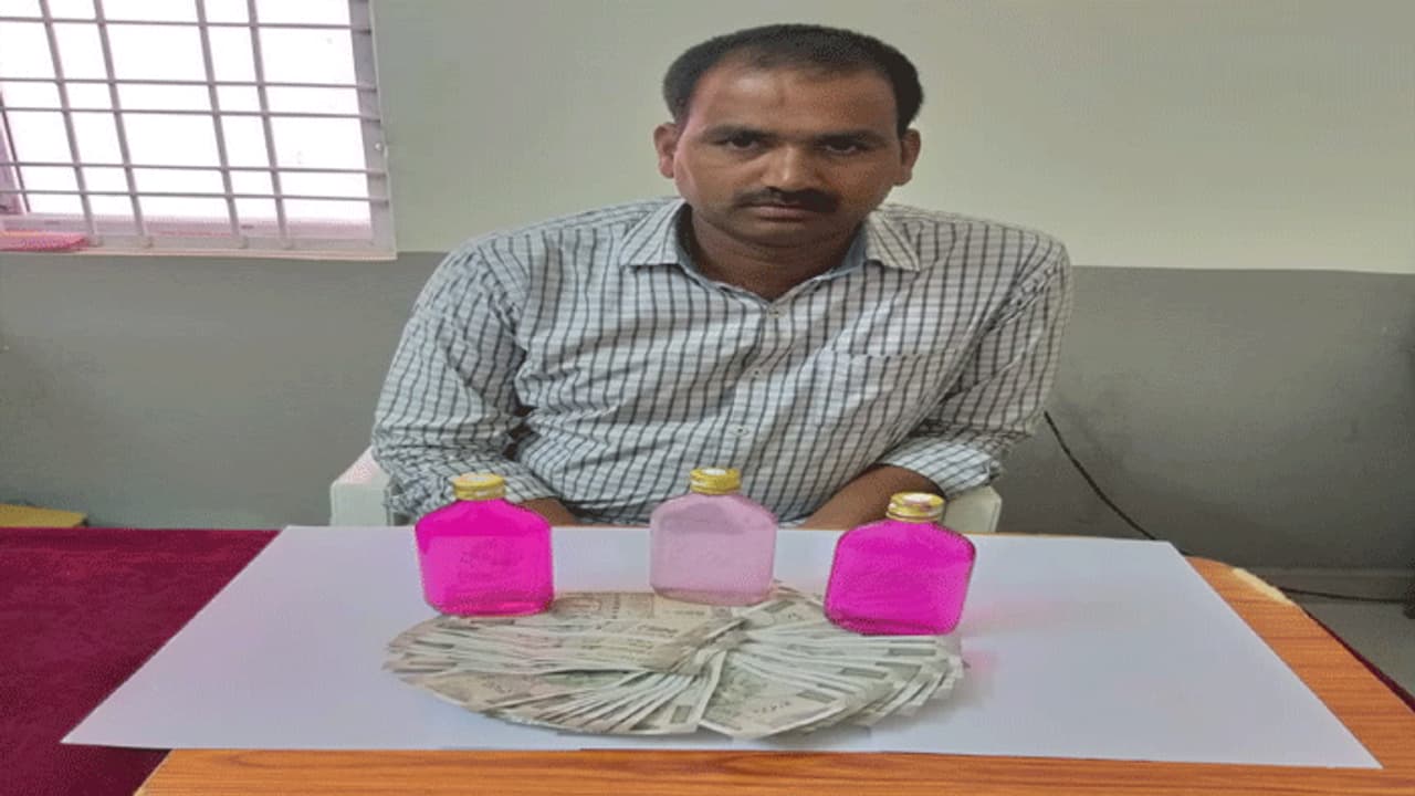 పంద్రాగస్టున ఉత్తమ అధికారి అవార్డు.. తర్వాతిరోజే లంచం తీసుకుంటూ.. పంద్రాగస్టున ఉత్తమ అధికారి అవార్డు.. తర్వాతిరోజే లంచం తీసుకుంటూ..