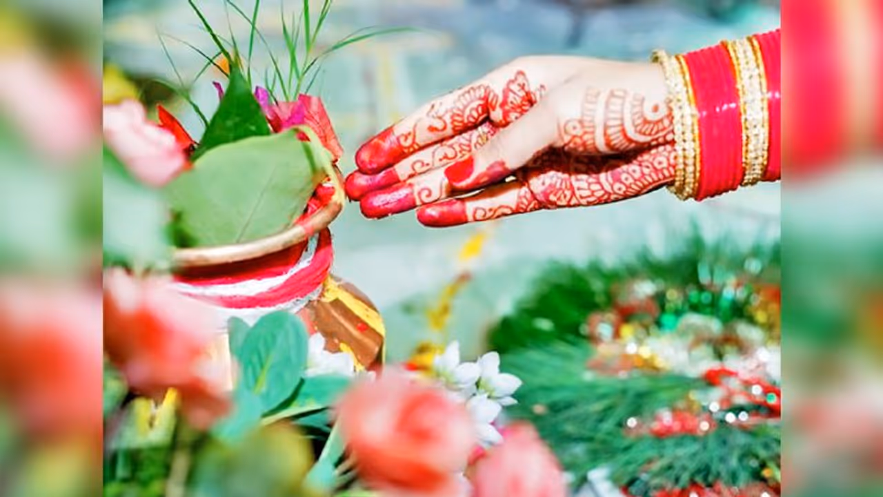 कजरी तीज 18 अगस्त को, सुखों की प्राप्ति के लिए इन 6 में से किसी 1 विधि से करें देवी पार्वती की पूजा कजरी तीज 18 अगस्त को, सुखों की प्राप्ति के लिए इन 6 में से किसी 1 विधि से करें देवी पार्वती की पूजा