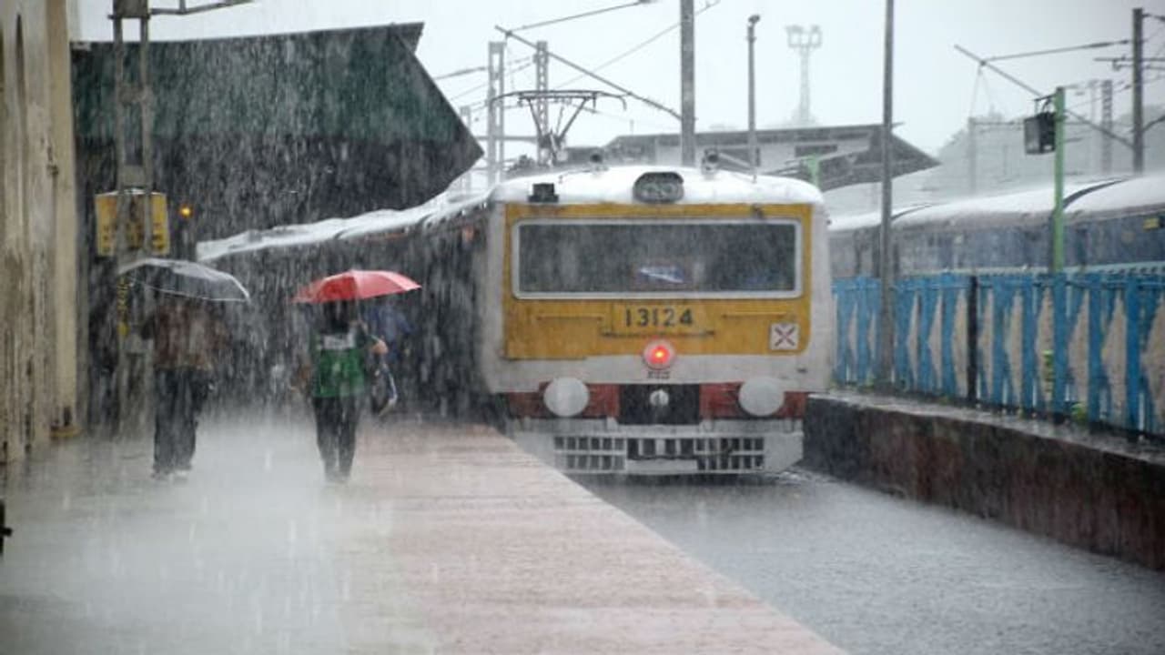 দুর্যোগে ভরসা দিচ্ছে রেল, স্বাভাবিক হাওড়া শিয়ালদহ, তবে আশঙ্কা থাকছেই দুর্যোগে ভরসা দিচ্ছে রেল, স্বাভাবিক হাওড়া শিয়ালদহ, তবে আশঙ্কা থাকছেই