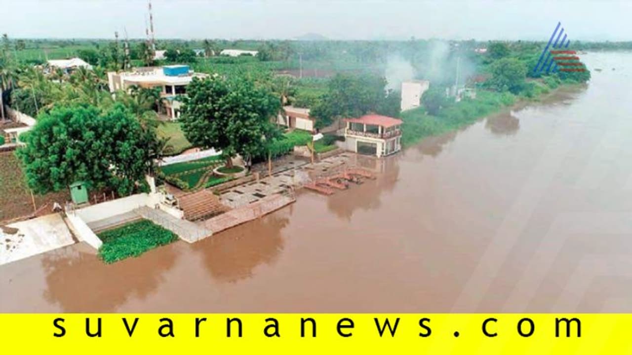 ಕರ್ನಾಟಕ ಬಳಿಕ ಆಂಧ್ರ ಪ್ರವಾಹ: ಮಾಜಿ ಸಿಎಂ ನಾಯ್ಡು ಮನೆ ಜಲಾವೃತ! ಕರ್ನಾಟಕ ಬಳಿಕ ಆಂಧ್ರ ಪ್ರವಾಹ: ಮಾಜಿ ಸಿಎಂ ನಾಯ್ಡು ಮನೆ ಜಲಾವೃತ!