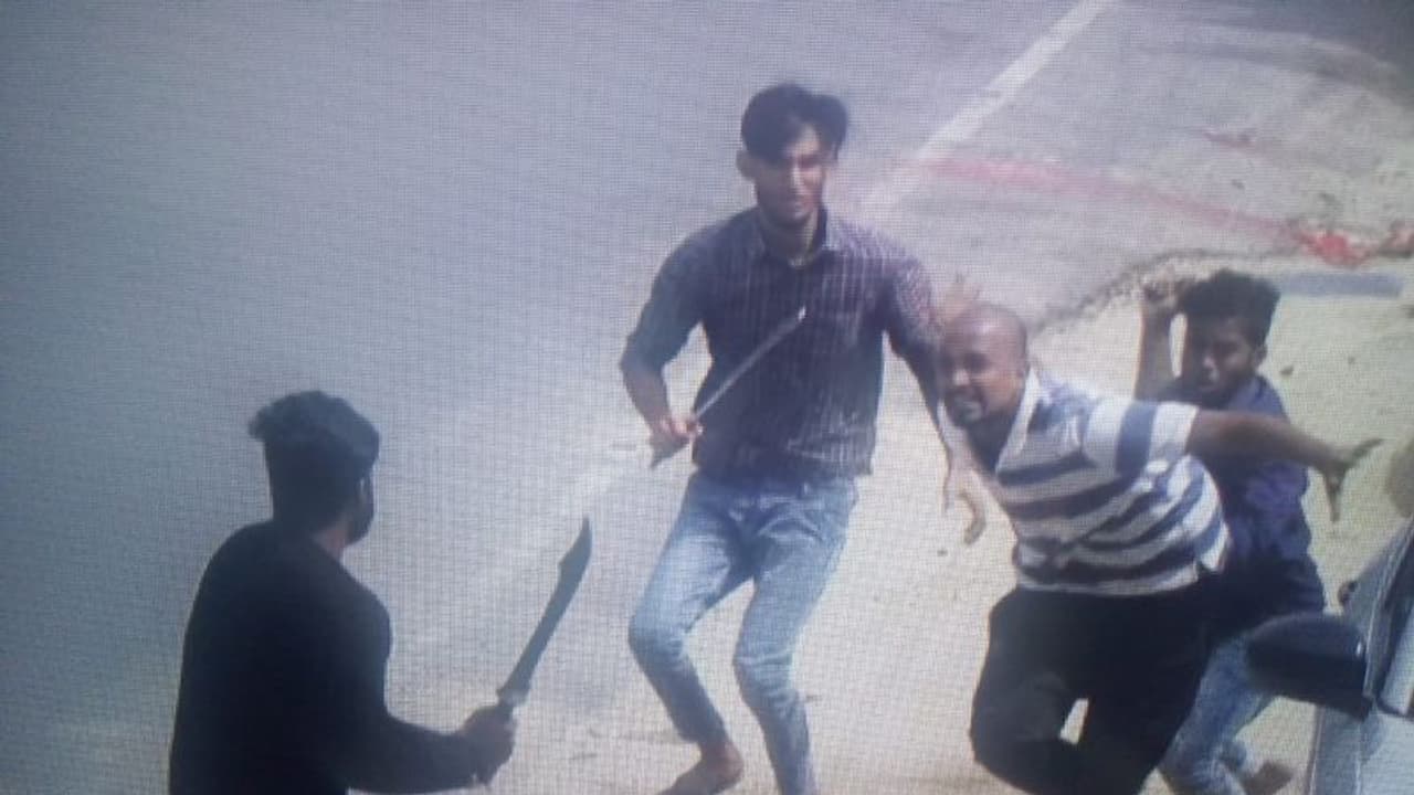 கத்தியால் கொந்தி முகத்தை சிதைத்த கொலை வெறி கும்பல்...! சாப்பிட வந்தவர்களின் இலைகளில் ரத்தம் தெரித்த கொரூரம்...! கத்தியால் கொந்தி முகத்தை சிதைத்த கொலை வெறி கும்பல்...! சாப்பிட வந்தவர்களின் இலைகளில் ரத்தம் தெரித்த கொரூரம்...!