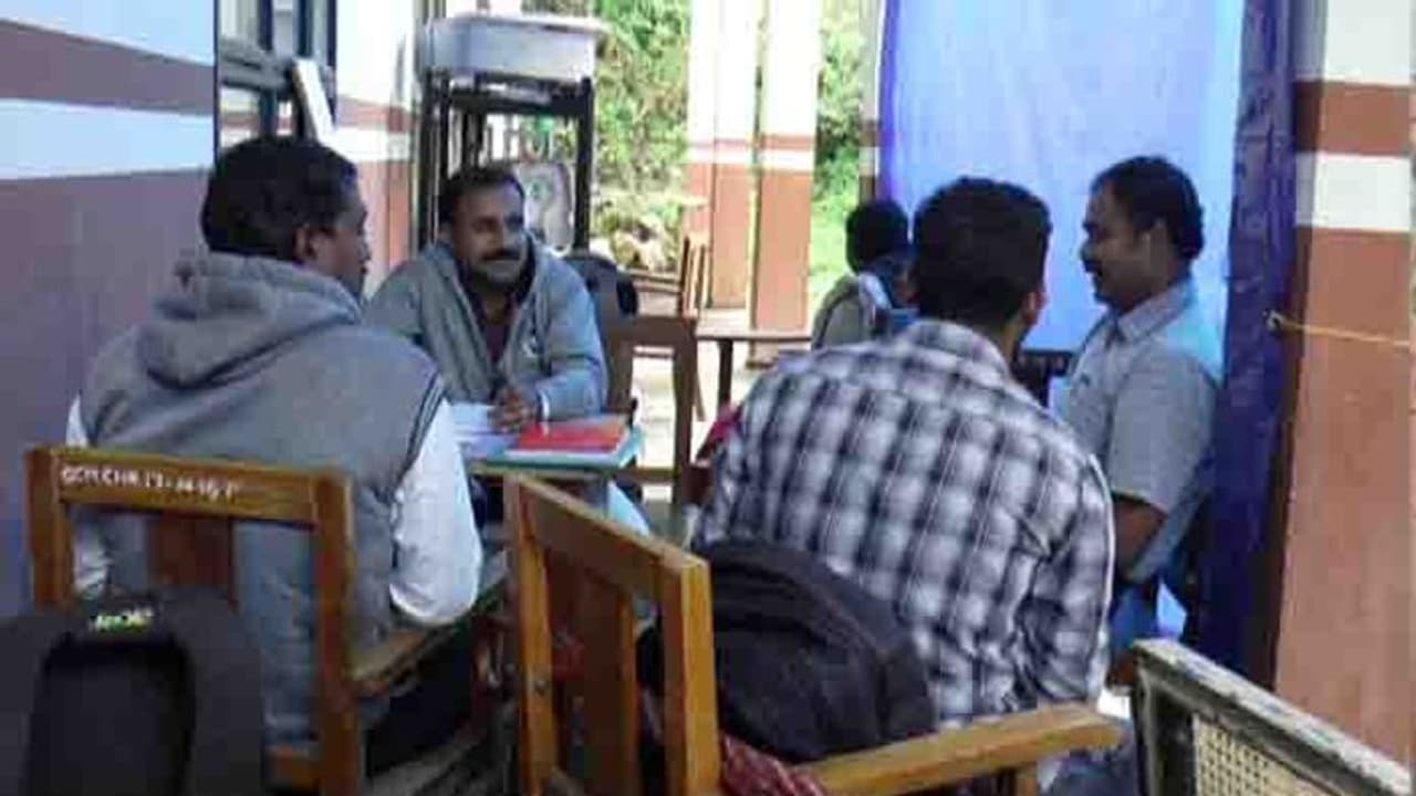 കഴിഞ്ഞ പ്രളയം കോളേജ് കെട്ടിടമെടുത്തു; പശുത്തൊഴുത്തില് പഠനം തുടരേണ്ട അവസ്ഥയില് വിദ്യാര്ത്ഥികള് കഴിഞ്ഞ പ്രളയം കോളേജ് കെട്ടിടമെടുത്തു; പശുത്തൊഴുത്തില് പഠനം തുടരേണ്ട അവസ്ഥയില് വിദ്യാര്ത്ഥികള്