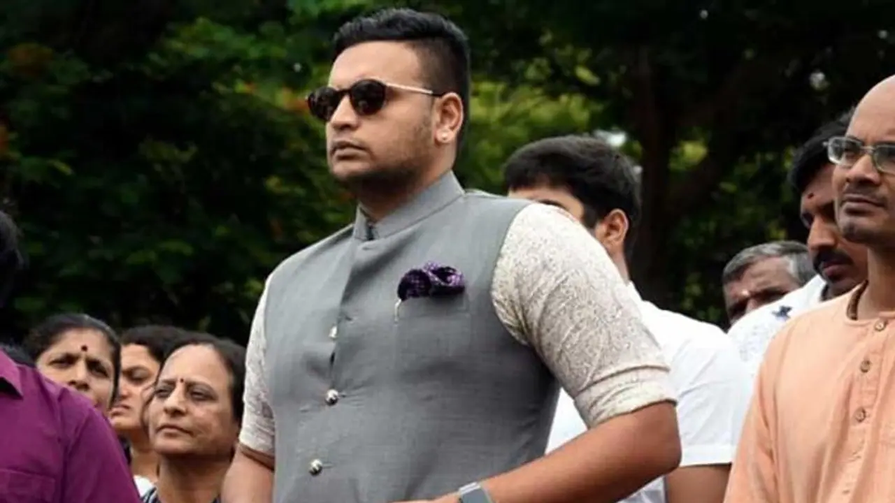 ಪ್ರವಾಸಿಗರನ್ನು ಹೂ ನೀಡಿ ಸ್ವಾಗತಿಸಿದ ಯದುವೀರ ಒಡೆಯರ್!