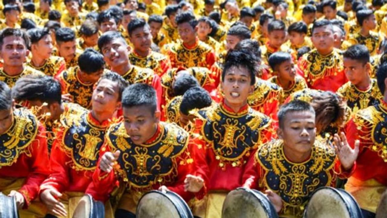 Acehnese hold mass dance for Indonesian independence day Acehnese hold mass dance for Indonesian independence day