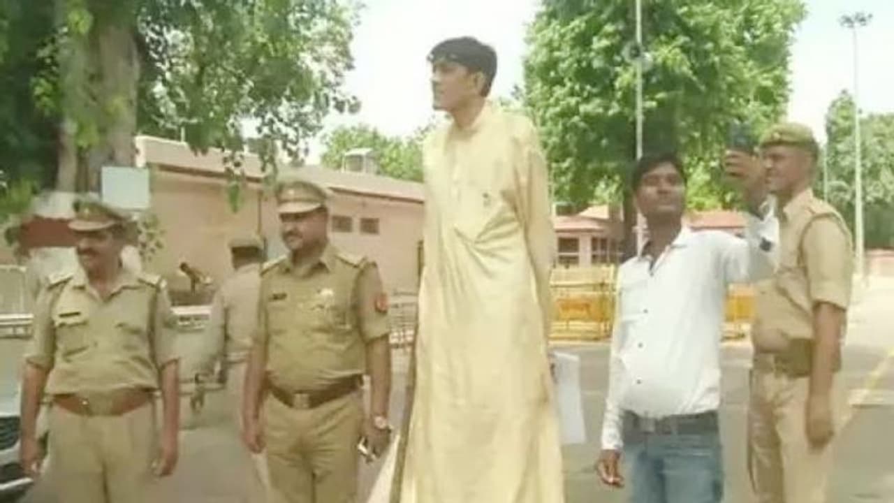 'लंबू जी' तंग, सीएम योगी आदित्यनाथ से मिलने पहुंचे उनके घर 'लंबू जी' तंग, सीएम योगी आदित्यनाथ से मिलने पहुंचे उनके घर