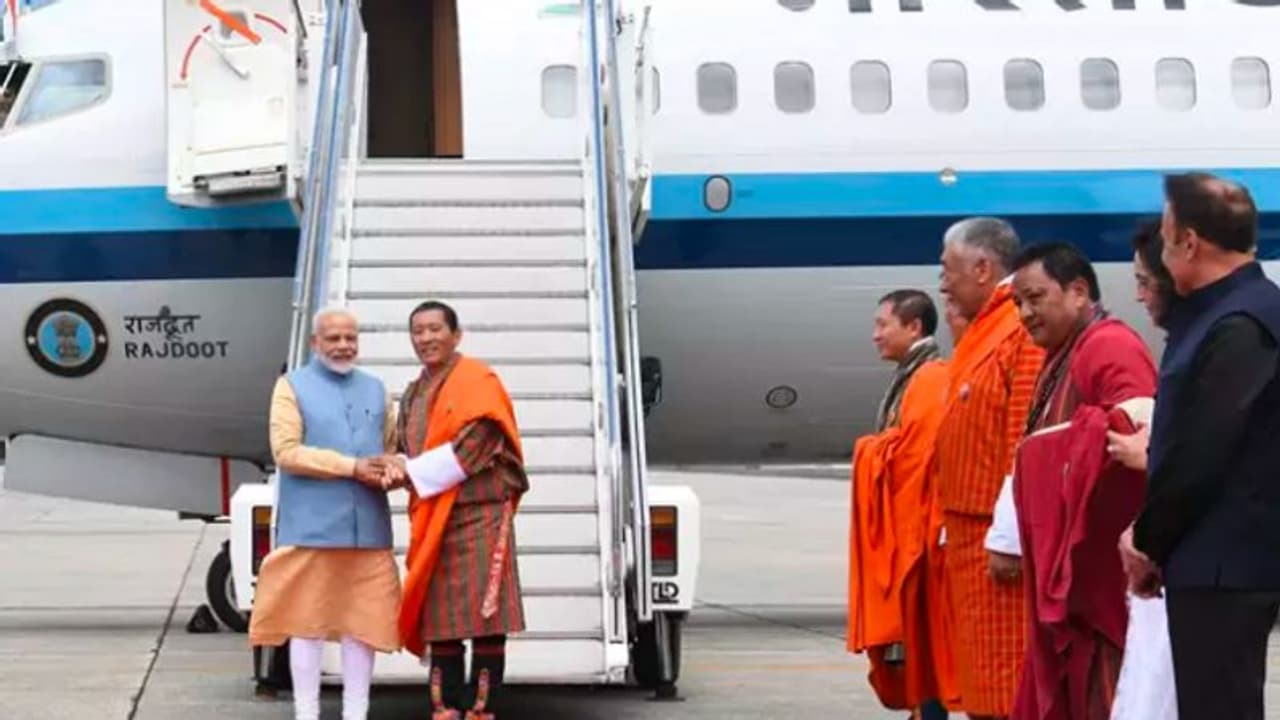 భూటాన్లో మోడీ టూర్: ఇండియా జెండాలతో స్వాగతం భూటాన్లో మోడీ టూర్: ఇండియా జెండాలతో స్వాగతం