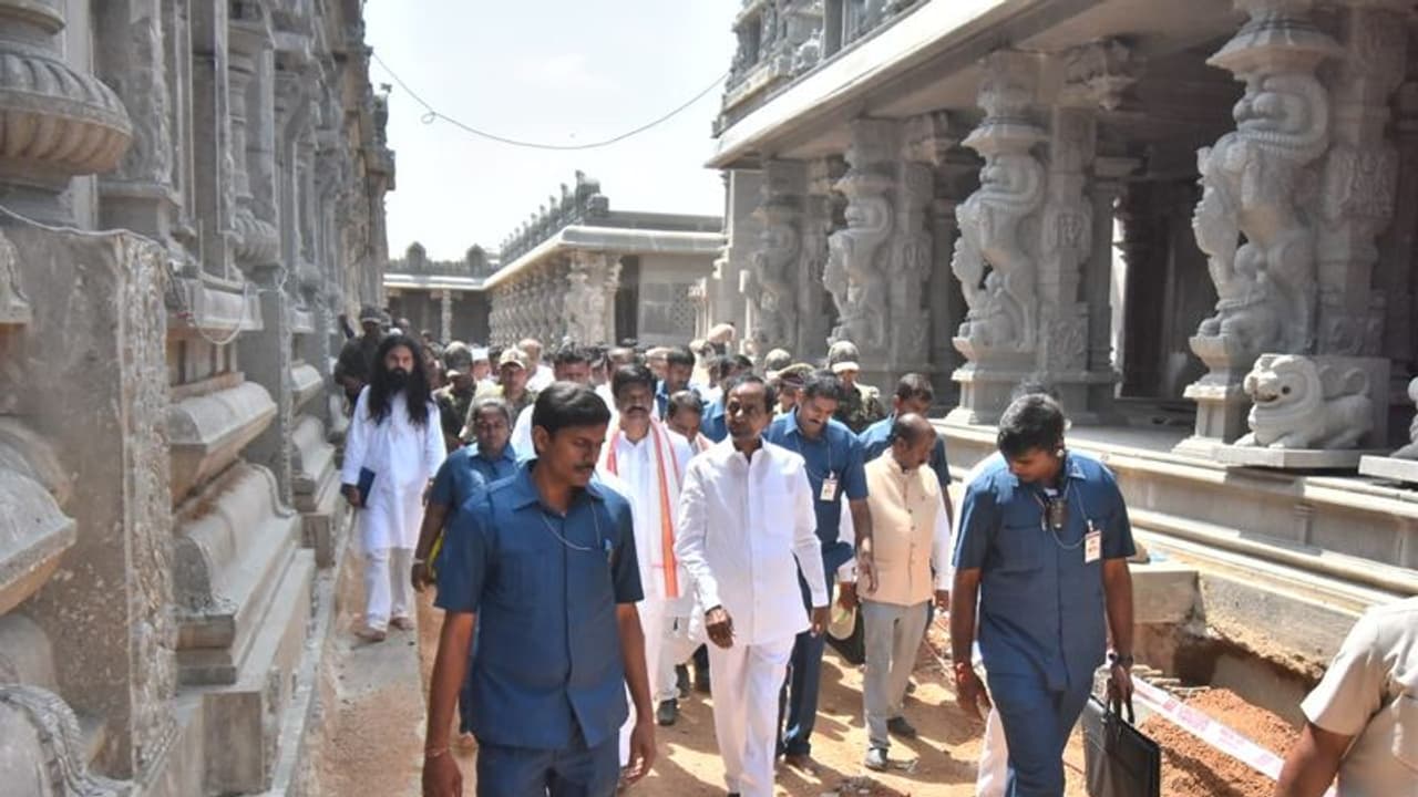 మరో ఐదేళ్లు కావాలా?: యాదాద్రి నిర్మాణ పనులపై కేసీఆర్ అసంతృప్తి మరో ఐదేళ్లు కావాలా?: యాదాద్రి నిర్మాణ పనులపై కేసీఆర్ అసంతృప్తి