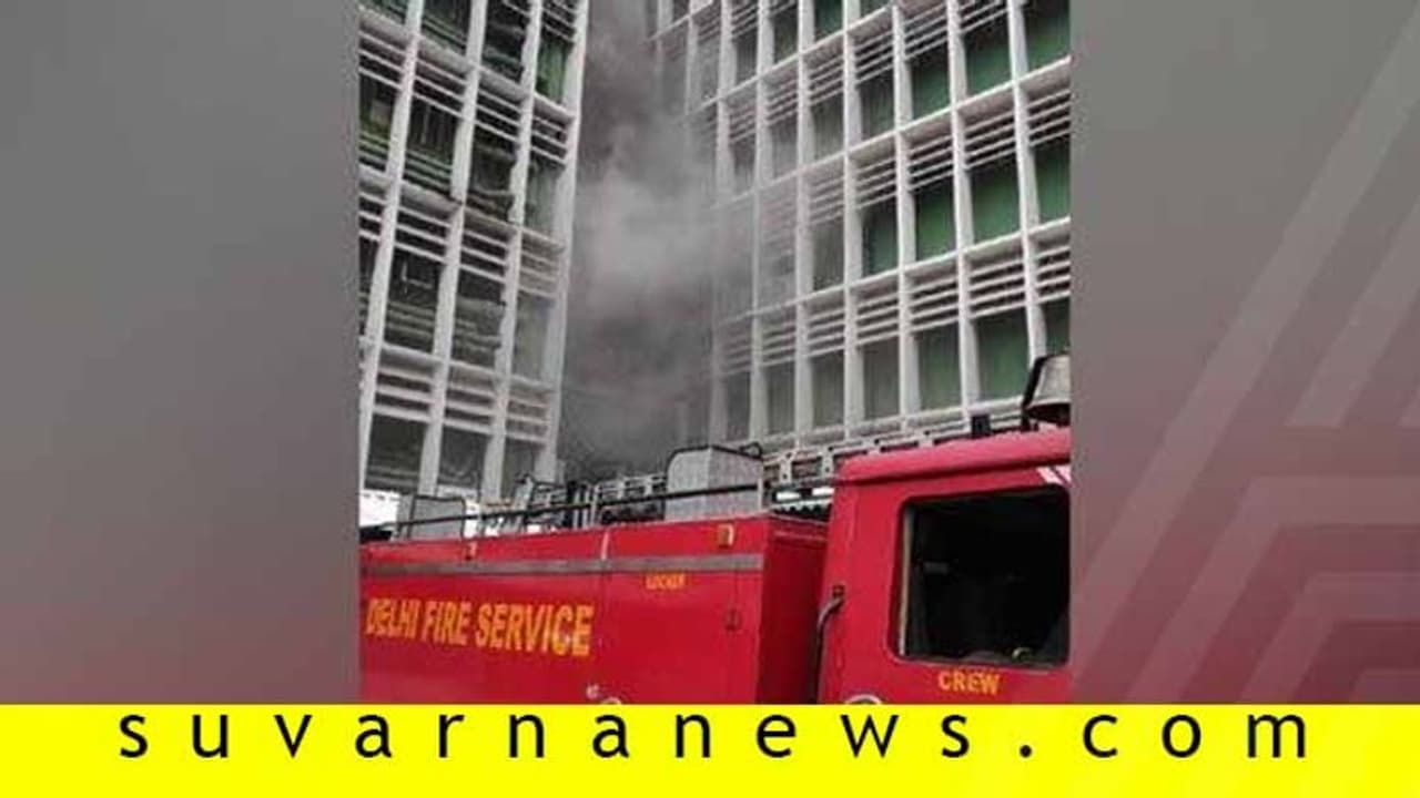 జైట్లీ పక్క బ్లాక్లోనే అగ్ని ప్రమాదం: రోగుల తరలింపు జైట్లీ పక్క బ్లాక్లోనే అగ్ని ప్రమాదం: రోగుల తరలింపు