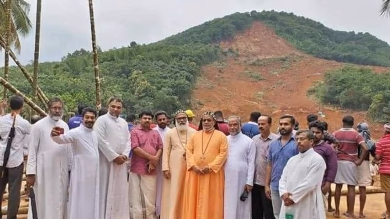 കവളപ്പാറയിലെ ദുരന്തമുഖത്ത് നിന്ന് ഗ്രൂപ്പ് സെൽഫി; പുരോഹിതർക്കെതിരെ പ്രതിഷേധം കവളപ്പാറയിലെ ദുരന്തമുഖത്ത് നിന്ന് ഗ്രൂപ്പ് സെൽഫി; പുരോഹിതർക്കെതിരെ പ്രതിഷേധം