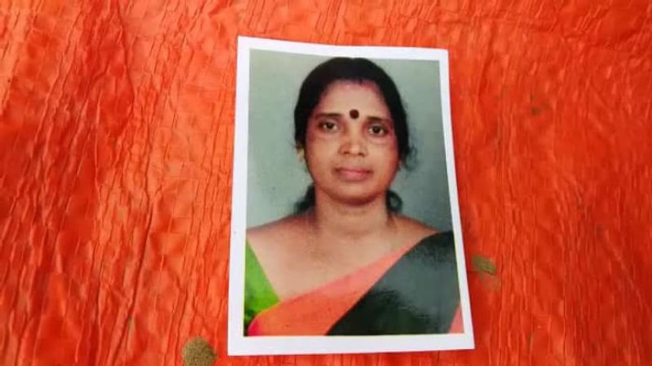 স্বামীর বাৎসরিক কাজের দিনই অগ্নিদগ্ধ হয়ে মৃত্যু স্ত্রীর, শোকের ছায়া পাণ্ডুয়ায় স্বামীর বাৎসরিক কাজের দিনই অগ্নিদগ্ধ হয়ে মৃত্যু স্ত্রীর, শোকের ছায়া পাণ্ডুয়ায়