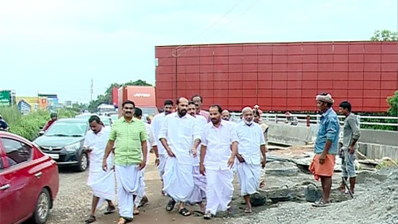 പുഴയ്ക്കലില് പാലം തുറന്ന് കൊടുക്കുമെന്ന് മന്ത്രിയുടെ ഉറപ്പ്; അനിൽ അക്കര ഉപവാസ സമരം അവസാനിപ്പിച്ചു പുഴയ്ക്കലില് പാലം തുറന്ന് കൊടുക്കുമെന്ന് മന്ത്രിയുടെ ഉറപ്പ്; അനിൽ അക്കര ഉപവാസ സമരം അവസാനിപ്പിച്ചു