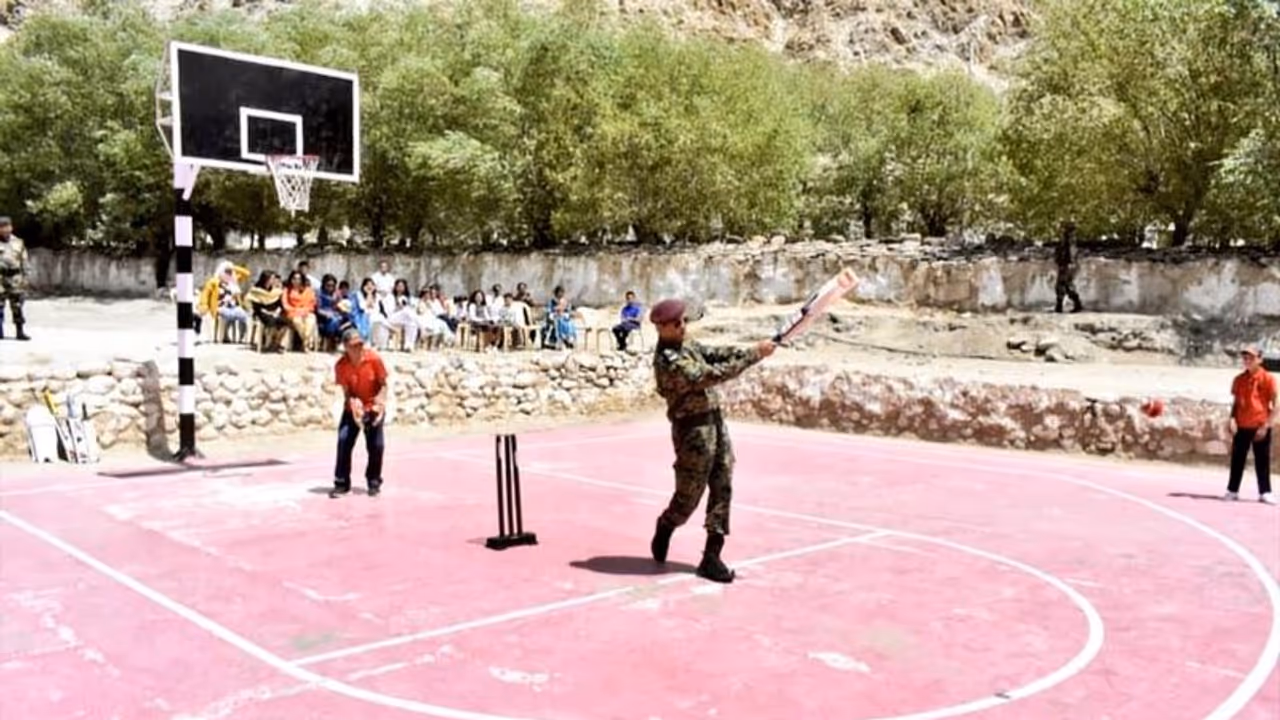 ಲೇಹ್ ಮಕ್ಕಳ ಜೊತೆ ಕ್ರಿಕೆಟ್ ಆಡಿದ ಧೋನಿ!