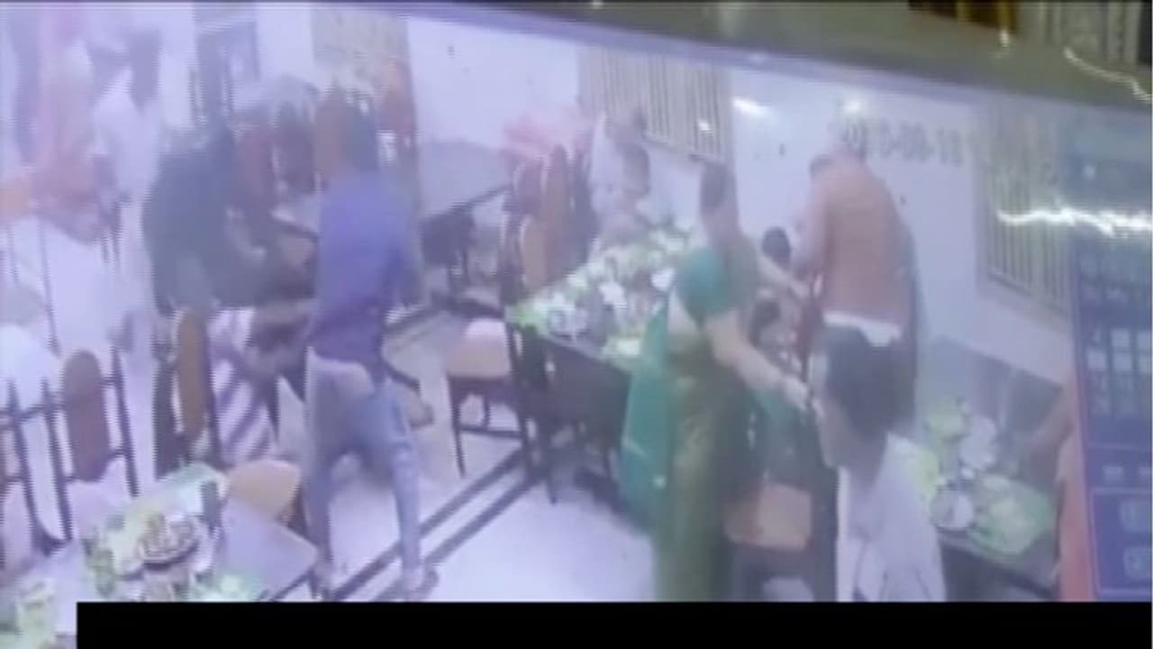 കളിക്കളത്തിലെ വൈരാഗ്യം അവസാനിച്ചത് അരുംകൊലയിൽ; കുട്ടികളടക്കമുള്ളവരുടെ മുന്നില് യുവാവിനെ വെട്ടിനുറുക്കി കളിക്കളത്തിലെ വൈരാഗ്യം അവസാനിച്ചത് അരുംകൊലയിൽ; കുട്ടികളടക്കമുള്ളവരുടെ മുന്നില് യുവാവിനെ വെട്ടിനുറുക്കി