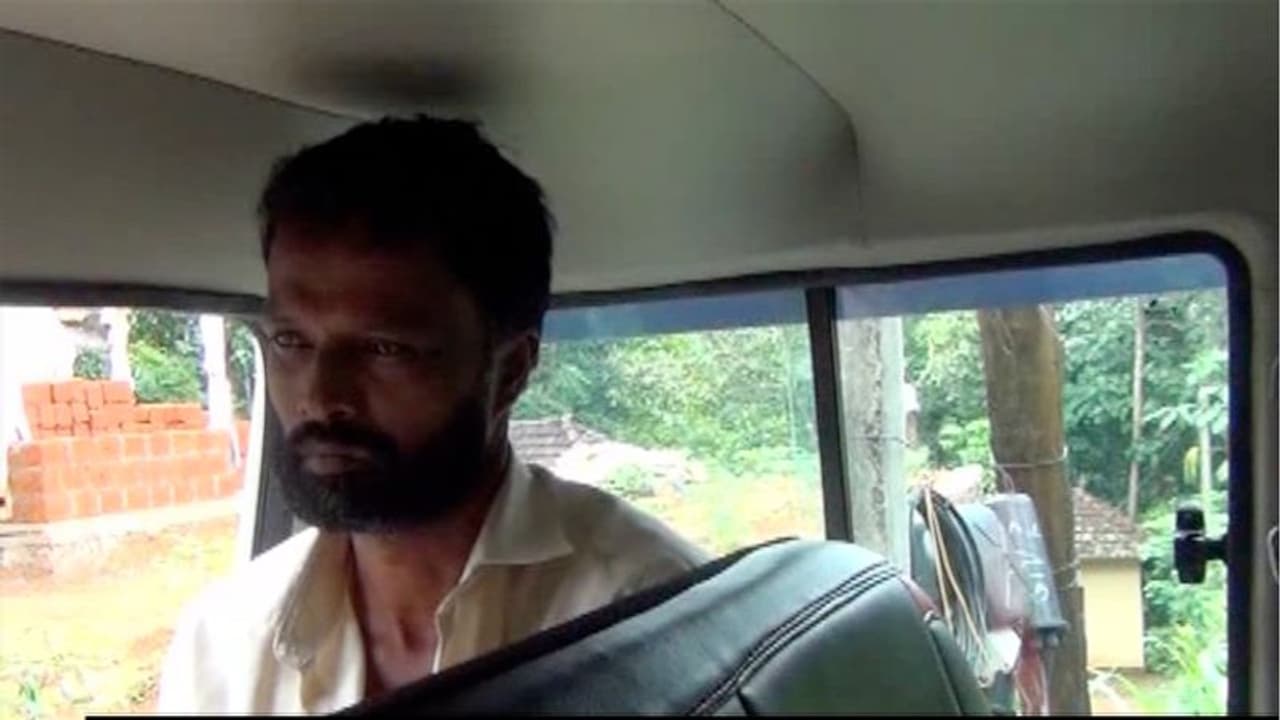 അയൽവാസിയുടെ വീടിന് തീയിട്ട് മുങ്ങിയ കേസ് പ്രതി പിടിയില് അയൽവാസിയുടെ വീടിന് തീയിട്ട് മുങ്ങിയ കേസ് പ്രതി പിടിയില്