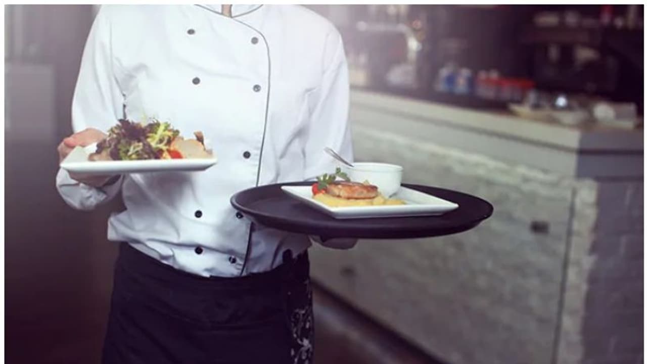 ഭക്ഷണം എത്തിക്കാന് വൈകി, വെയ്റ്ററിനെ കസ്റ്റമര് വെടിവെച്ചു കൊന്നു ഭക്ഷണം എത്തിക്കാന് വൈകി, വെയ്റ്ററിനെ കസ്റ്റമര് വെടിവെച്ചു കൊന്നു