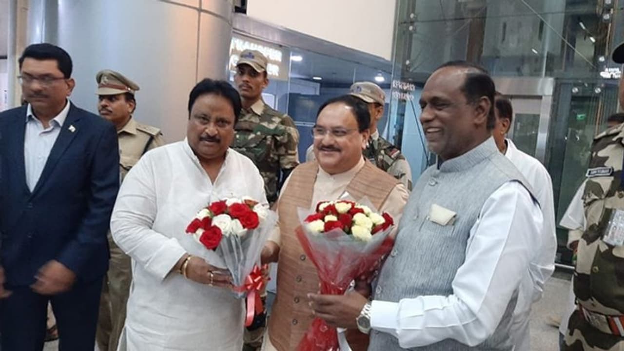 శంషాబాద్ చేరుకున్న జేపీ నడ్డా, ఘనస్వాగతం పలికిన నేతలు శంషాబాద్ చేరుకున్న జేపీ నడ్డా, ఘనస్వాగతం పలికిన నేతలు