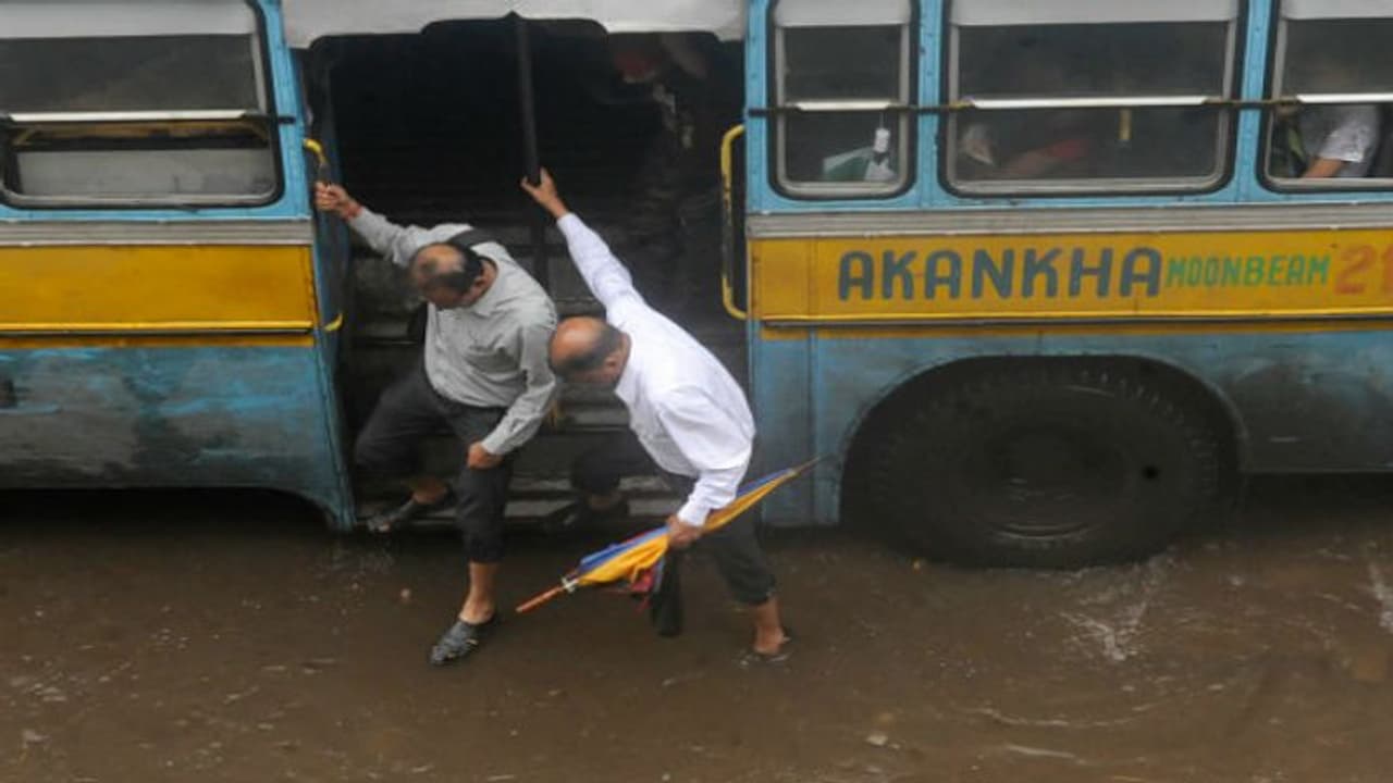 একদিনেই ১৯১ মিলিমিটার, বেনজির বৃষ্টিতে অনেকটাই কমল বর্ষার ঘাটতি একদিনেই ১৯১ মিলিমিটার, বেনজির বৃষ্টিতে অনেকটাই কমল বর্ষার ঘাটতি