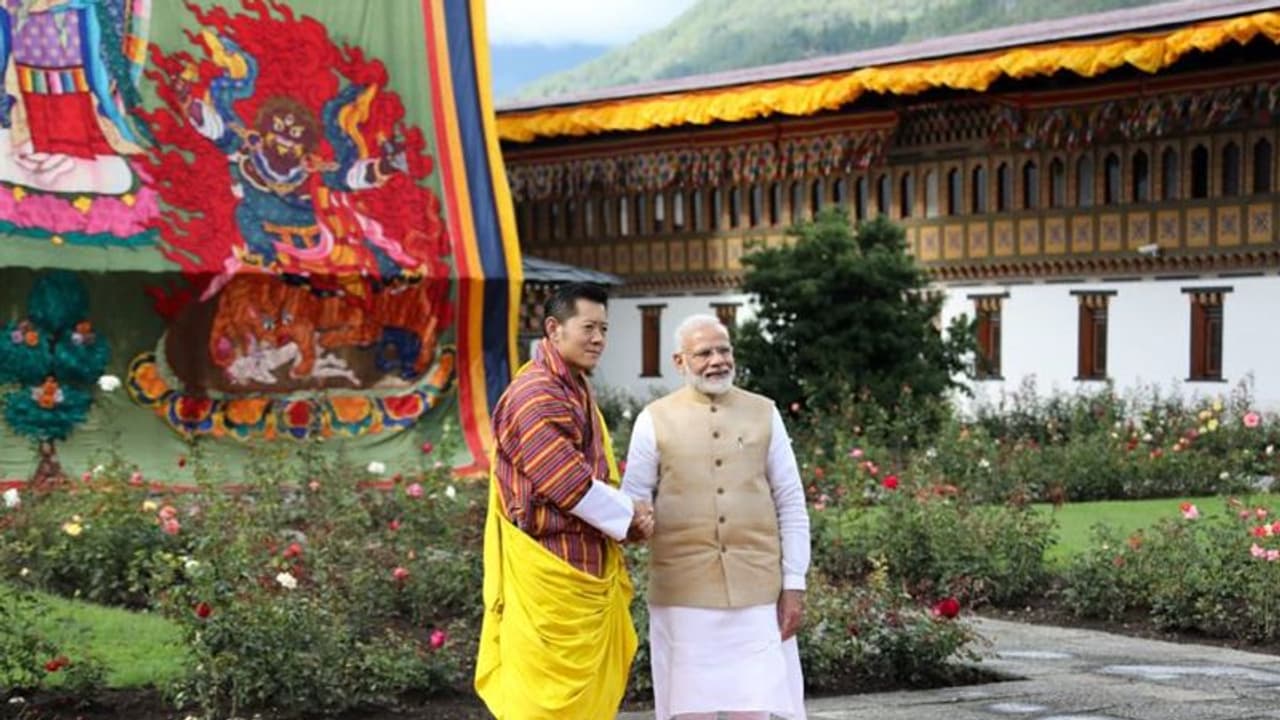 मोदी का भूटान का यह दूसरा और इस साल मई में दोबारा प्रधानमंत्री चुने जाने के बाद पहला दौरा था। मोदी का भूटान का यह दूसरा और इस साल मई में दोबारा प्रधानमंत्री चुने जाने के बाद पहला दौरा था।