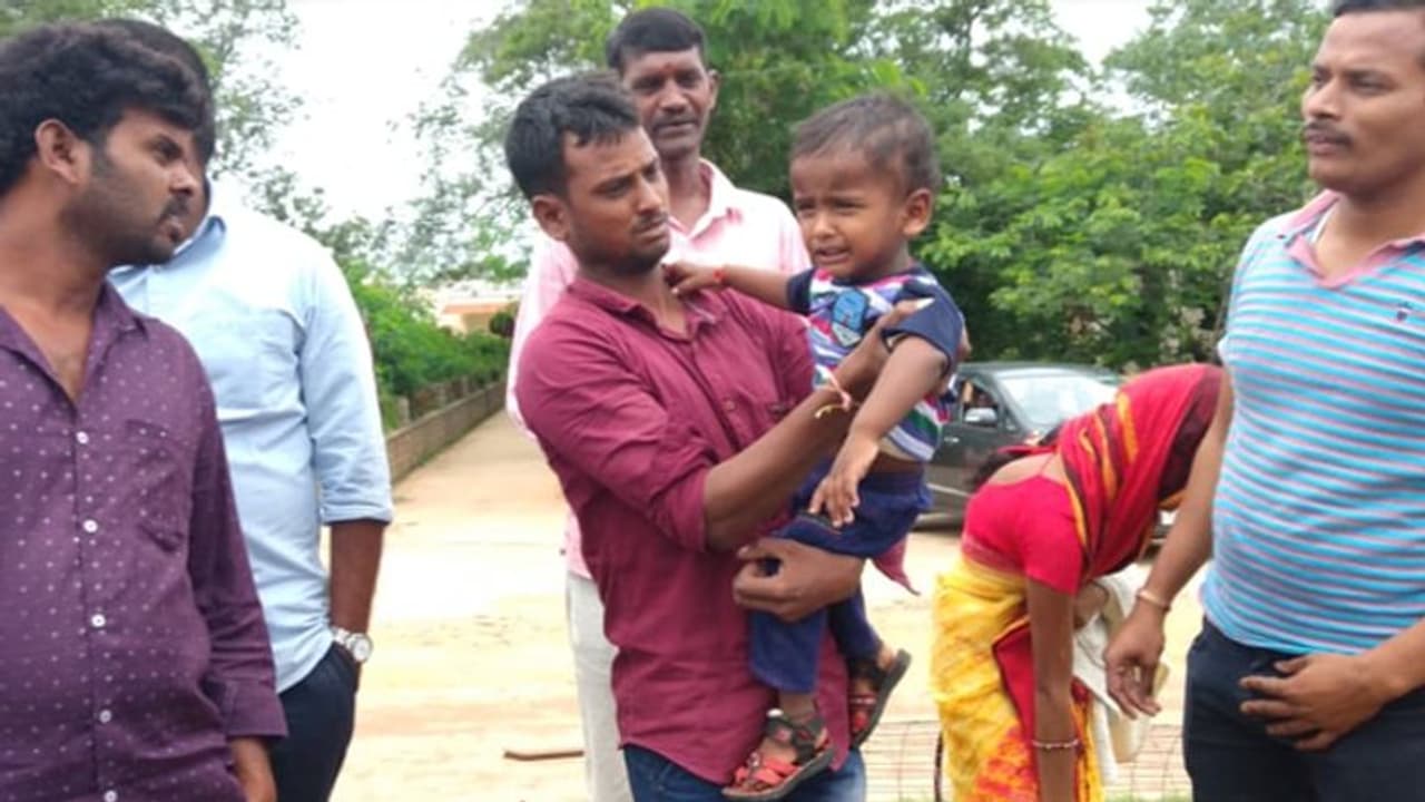 చిన్నారిని ఢీకొట్టిన మంత్రి శ్రీనివాస్ గౌడ్ కాన్వాయ్: తృటిలో తప్పిన ప్రమాదం చిన్నారిని ఢీకొట్టిన మంత్రి శ్రీనివాస్ గౌడ్ కాన్వాయ్: తృటిలో తప్పిన ప్రమాదం