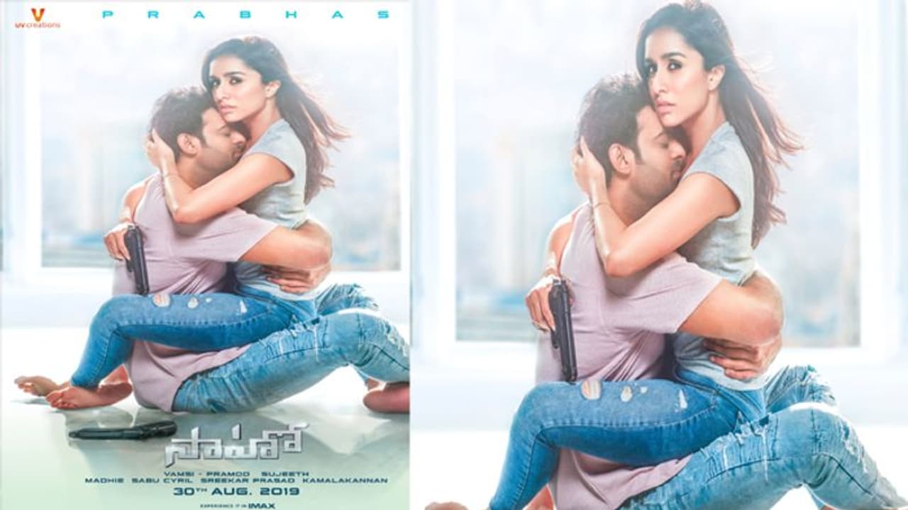 ప్రభాస్ ఒళ్ళో కూర్చున్న శ్రద్దా కపూర్.. ఘాటు రొమాన్స్ వైరల్! ప్రభాస్ ఒళ్ళో కూర్చున్న శ్రద్దా కపూర్.. ఘాటు రొమాన్స్ వైరల్!