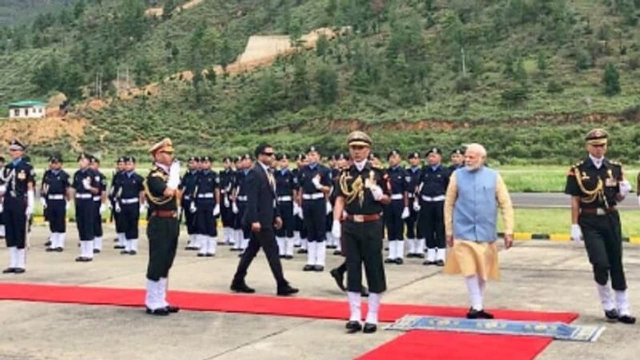 ভুটানে কামাল করল বেঙ্গালুরুর সংস্থা! মোদীর হাতে পথ চলা শুরু হল আর্থ স্টেশনের ভুটানে কামাল করল বেঙ্গালুরুর সংস্থা! মোদীর হাতে পথ চলা শুরু হল আর্থ স্টেশনের