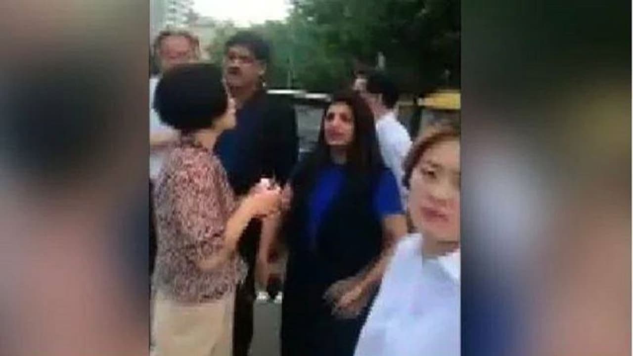 ಸಿಯೋಲ್’ನಲ್ಲಿ ಮೋದಿ ವಿರುದ್ಧ ಘೋಷಣೆ ಕೂಗಿದವರ ಬೆವರಿಳಿಸಿದ ಶಾಜಿಯಾ ಇಲ್ಮಿ!