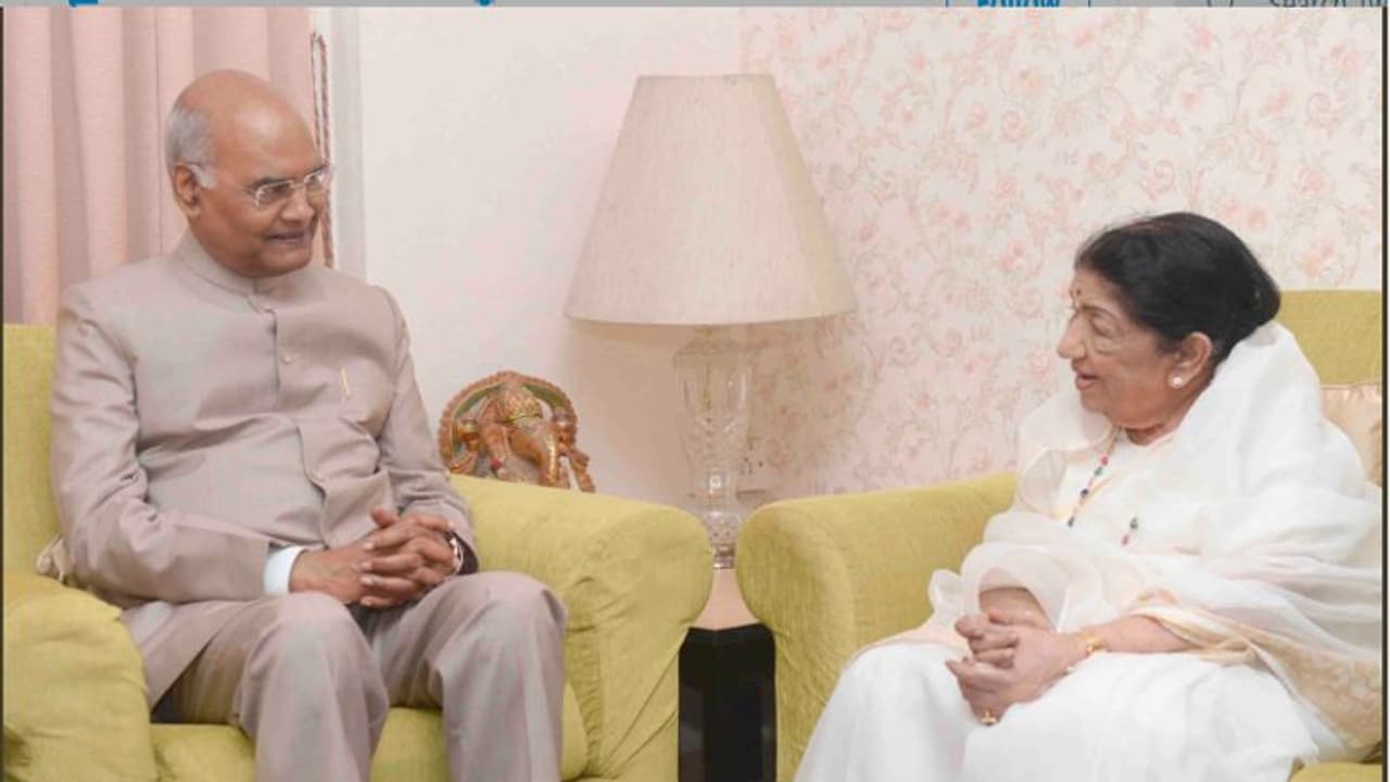 কেমন আছেন লতা মঙ্গেশকর! বাড়ি গিয়ে খোঁজ নিলেন রাষ্ট্রপতি কেমন আছেন লতা মঙ্গেশকর! বাড়ি গিয়ে খোঁজ নিলেন রাষ্ট্রপতি