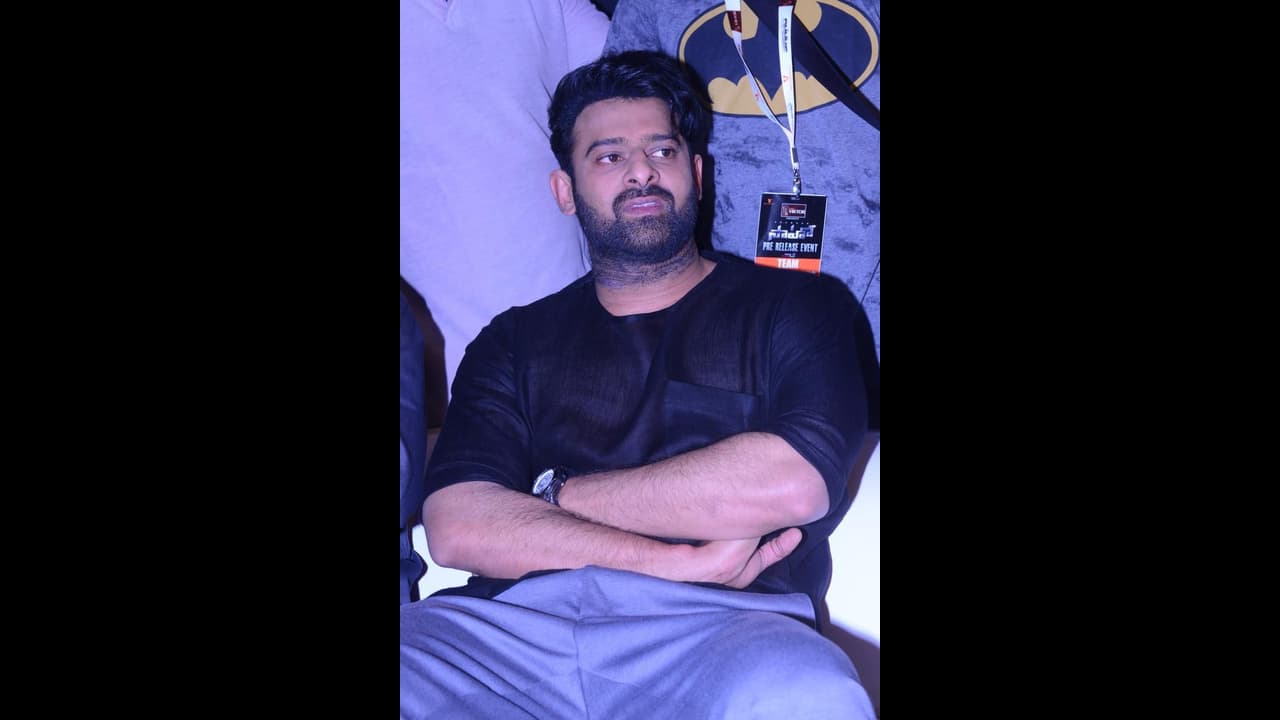 ఇలాంటి సినిమాలు వద్దని ఆయన భార్యకు ఫోన్ చేసి చెప్పా: ప్రభాస్! ఇలాంటి సినిమాలు వద్దని ఆయన భార్యకు ఫోన్ చేసి చెప్పా: ప్రభాస్!