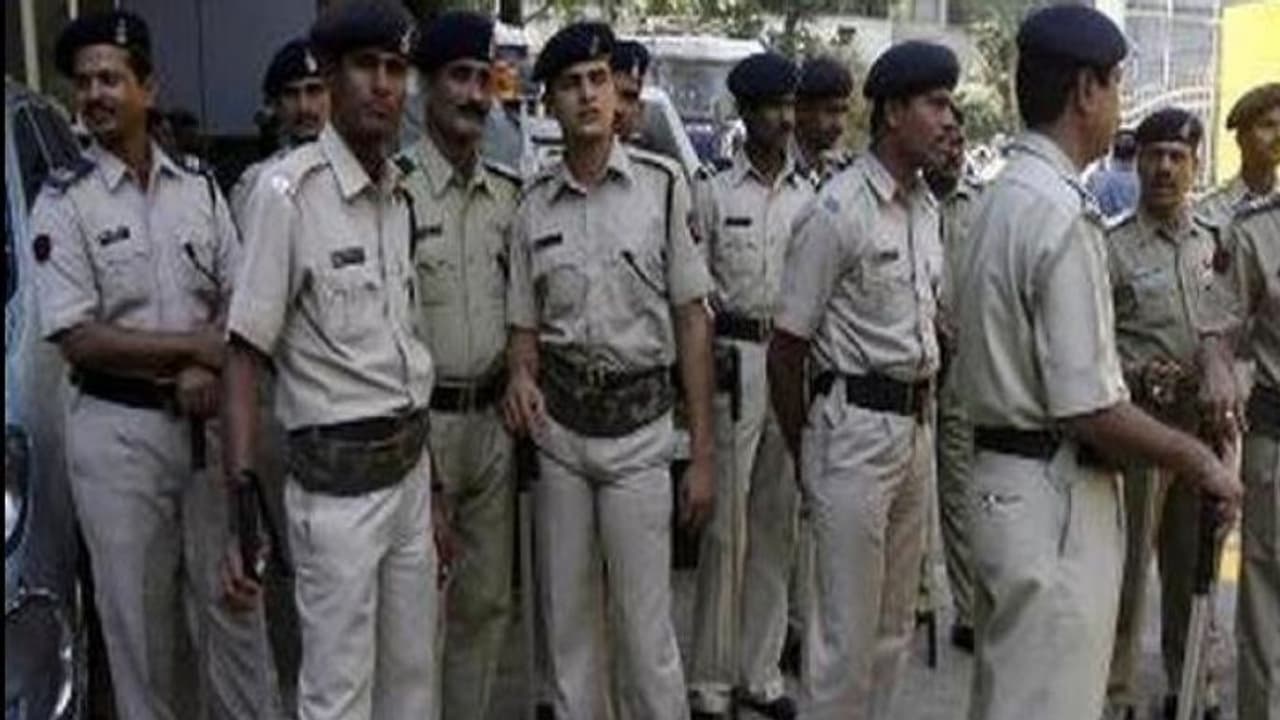 పరారీలో భర్త: ఆచూకీ చెప్పాలంటూ...నిండు గర్బిణీని తన్నిన మహిళా ఎస్పీ