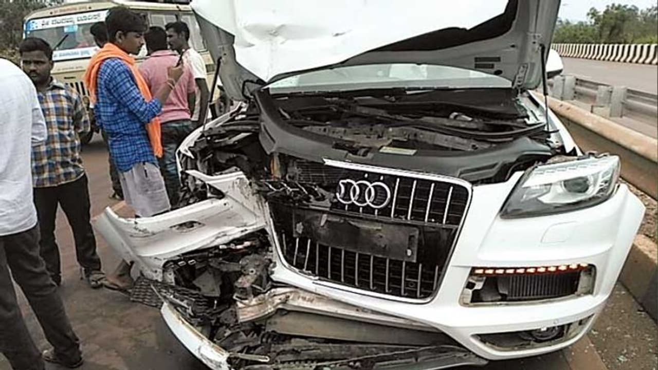 ಬಳ್ಳಾರಿ : ಕಾರು ಅಪಘಾತದಲ್ಲಿ ಶಾಸಕರ ಪುತ್ರಗೆ ಗಂಭೀರ ಗಾಯ ಬಳ್ಳಾರಿ : ಕಾರು ಅಪಘಾತದಲ್ಲಿ ಶಾಸಕರ ಪುತ್ರಗೆ ಗಂಭೀರ ಗಾಯ