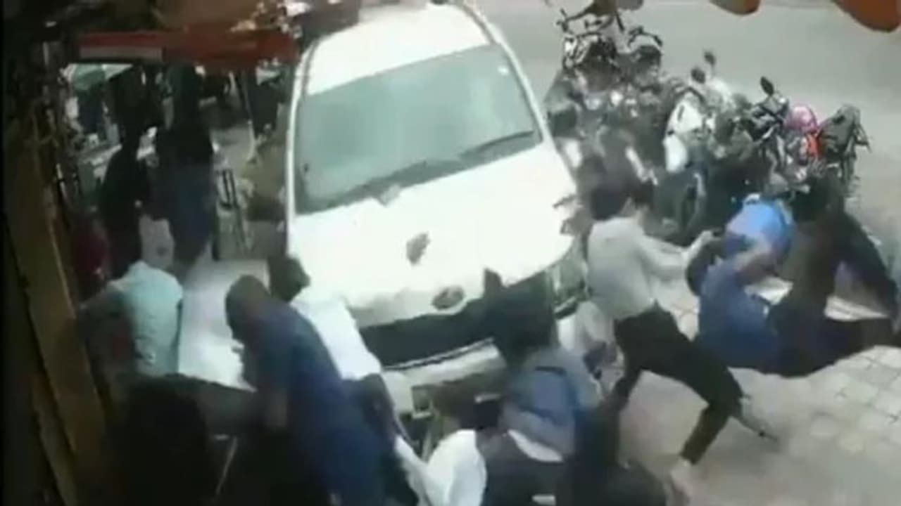 फुटपाथ पर लोगों को रौंदते हुए दौड़ी कार फुटपाथ पर लोगों को रौंदते हुए दौड़ी कार