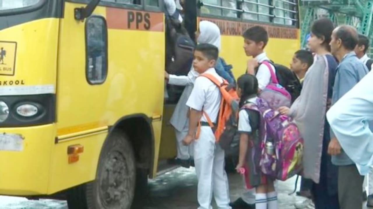 জম্মু ও কাশ্মীরের রাজৌরি জেলায় খুলল স্কুল, কিন্তু গড়হাজির পড়ুয়ারা জম্মু ও কাশ্মীরের রাজৌরি জেলায় খুলল স্কুল, কিন্তু গড়হাজির পড়ুয়ারা