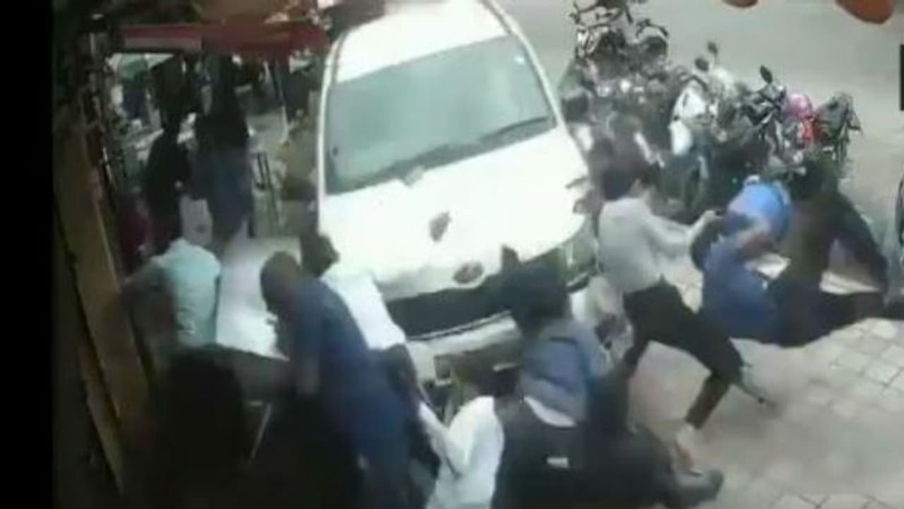 ফুটপাথে উঠে পথচারীদের পিষে দিল গাড়ি, দেখুন দুর্ঘটনার ভিডিও ফুটপাথে উঠে পথচারীদের পিষে দিল গাড়ি, দেখুন দুর্ঘটনার ভিডিও