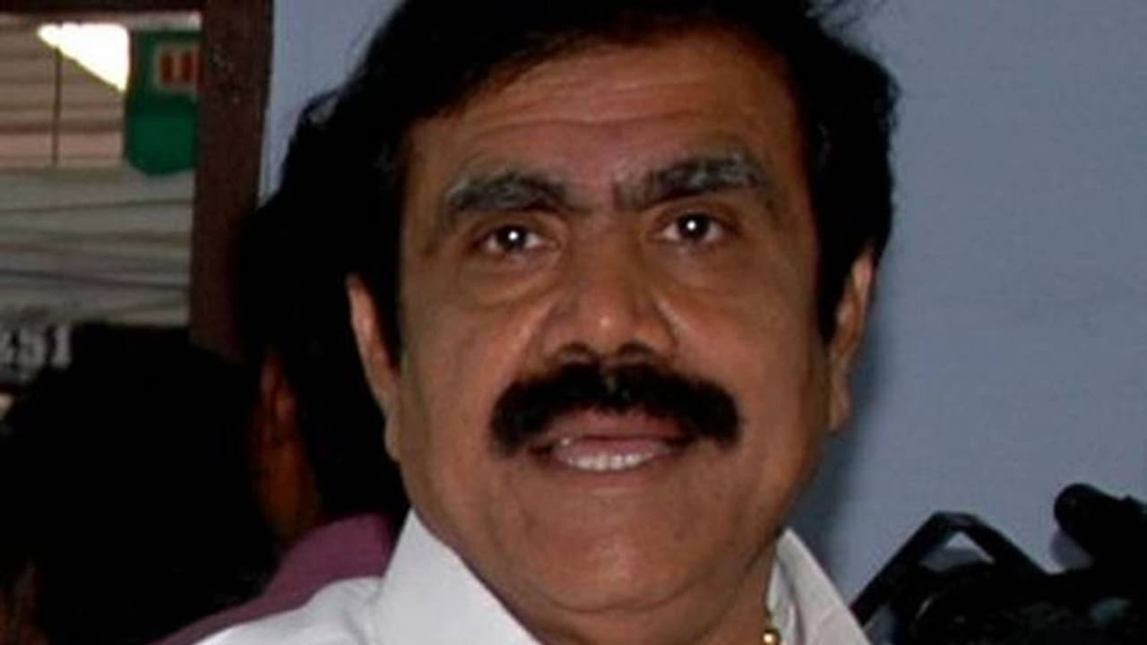 ஜெயலலிதாவிடம் ஒரு வேஷம் , சசிகலாவிடம் ஒரு நாடகம்...!! இதெல்லாம் ஒரு பொழப்பு, அமைச்சரை கழுவி கழுவி ஊற்றிய திமுக சீனியர்...!!