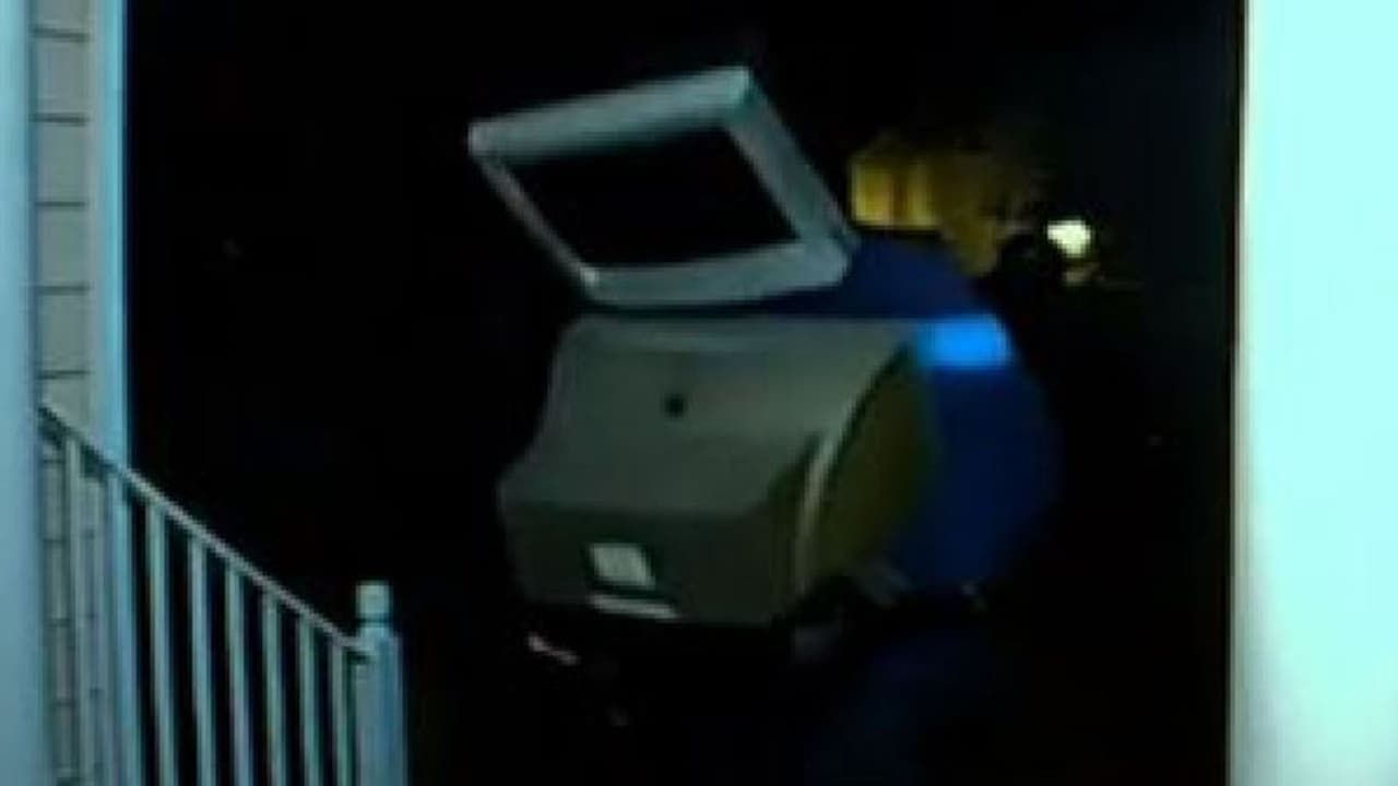 सिर को टेलीविजन से छुपाए यह शख्स घरों के आगे रख जाता था पुराने टीवी, कैमरे से आया पकड़ में सिर को टेलीविजन से छुपाए यह शख्स घरों के आगे रख जाता था पुराने टीवी, कैमरे से आया पकड़ में