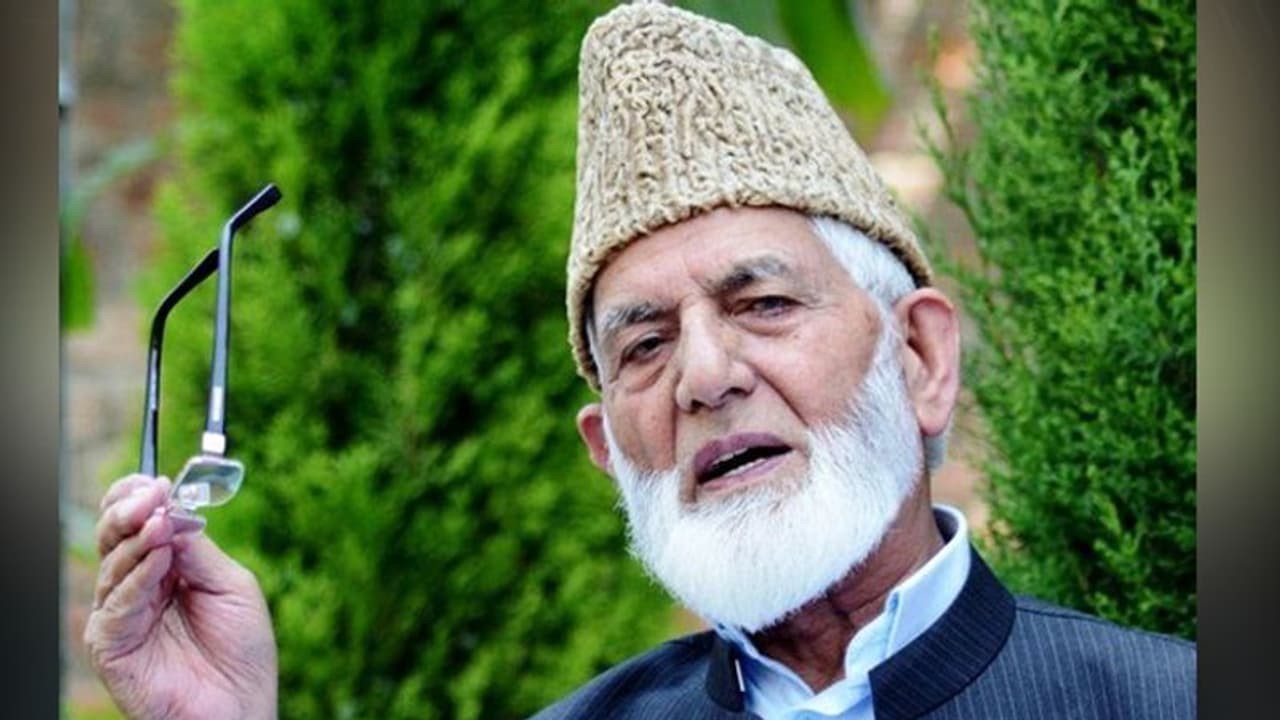 স্তব্ধ কাশ্মীরে ইন্টারনেট চালু শুধু বিচ্ছিন্নতাবাদী নেতার! সাসপেন্ড দুই বিএসএনএল অফিসার স্তব্ধ কাশ্মীরে ইন্টারনেট চালু শুধু বিচ্ছিন্নতাবাদী নেতার! সাসপেন্ড দুই বিএসএনএল অফিসার