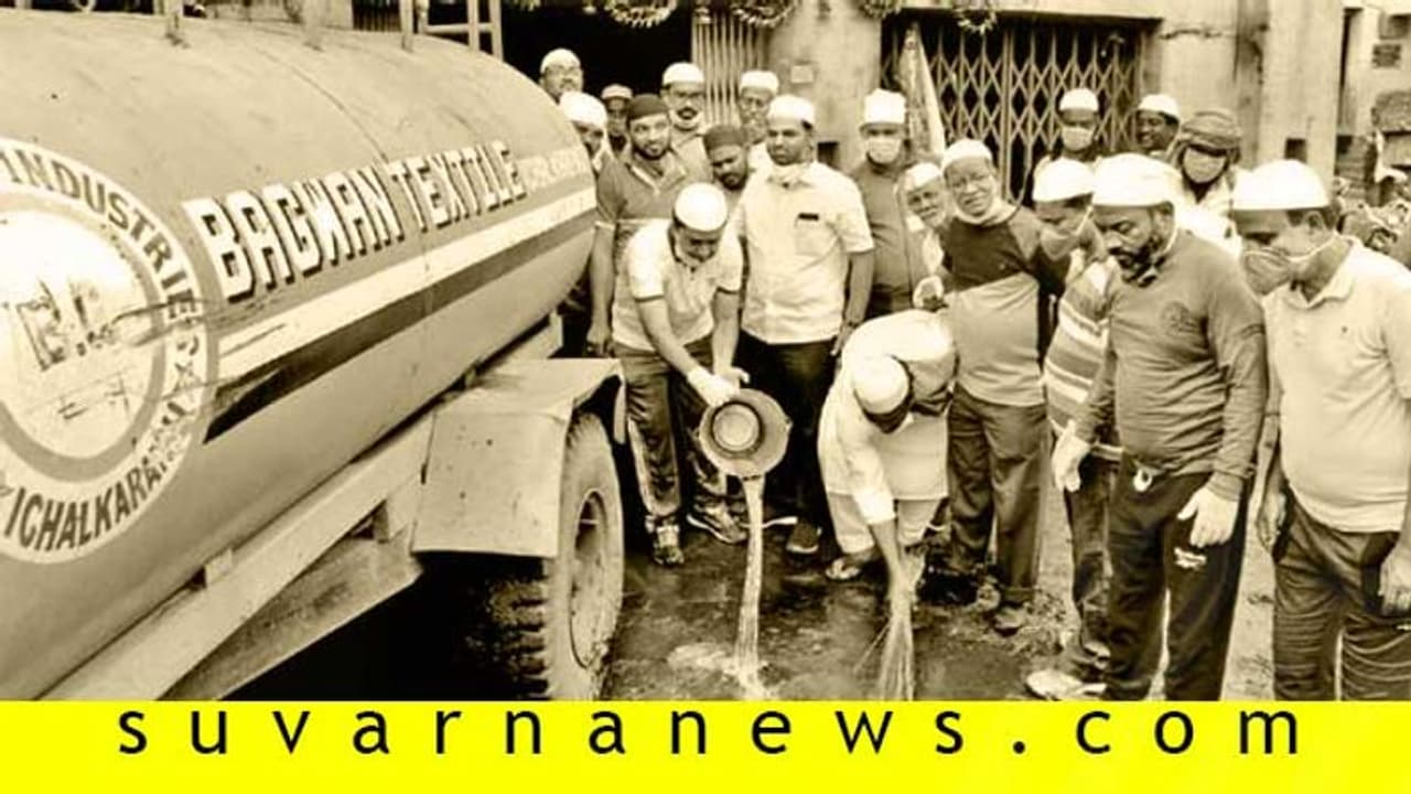 'ಮಹಾ' ಪ್ರವಾಹಕ್ಕೆ ನಲುಗಿದ ದೇವಸ್ಥಾನಗಳನ್ನು ಸ್ವಚ್ಛಗೊಳಿಸಿದ ಮುಸಲ್ಮಾನರು! 'ಮಹಾ' ಪ್ರವಾಹಕ್ಕೆ ನಲುಗಿದ ದೇವಸ್ಥಾನಗಳನ್ನು ಸ್ವಚ್ಛಗೊಳಿಸಿದ ಮುಸಲ್ಮಾನರು!