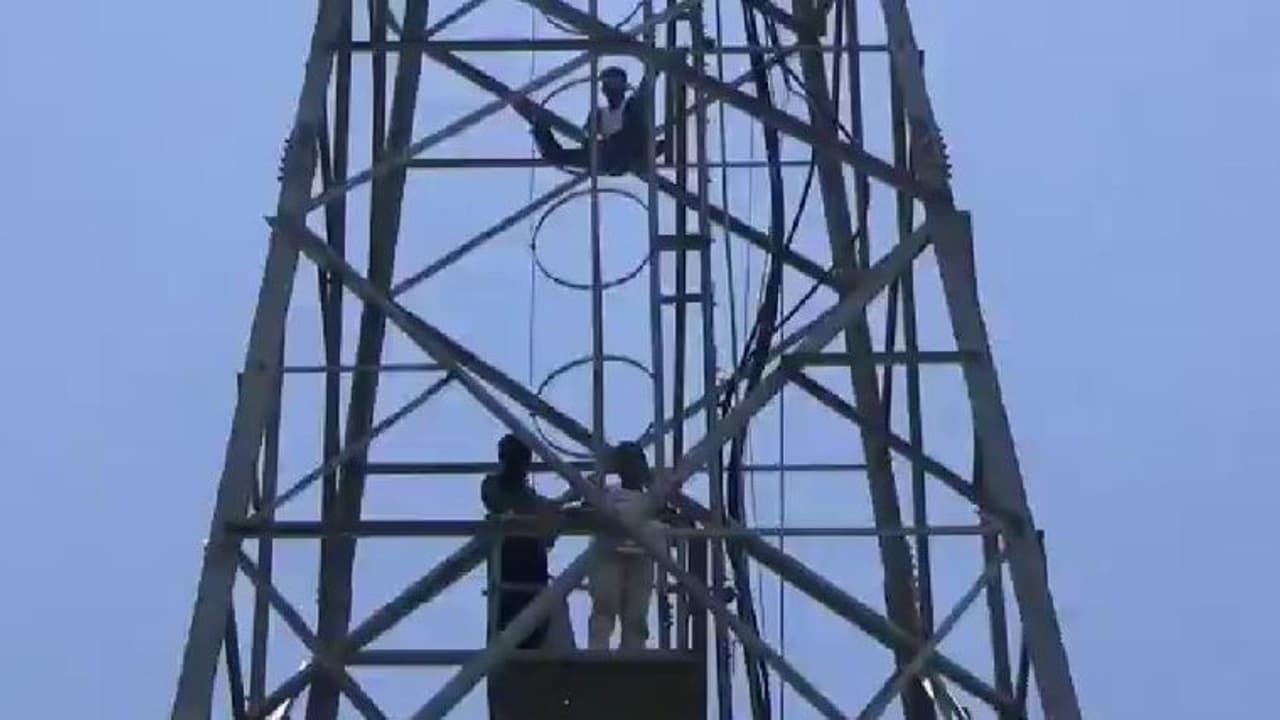 உயிர் பயம்னா என்னன்னு காட்டி அல்லு கிளப்பிய நாளுபேர்...! கெஞ்சி கதறிய போலீஸ் அதிகாரிகள்...! உயிர் பயம்னா என்னன்னு காட்டி அல்லு கிளப்பிய நாளுபேர்...! கெஞ்சி கதறிய போலீஸ் அதிகாரிகள்...!