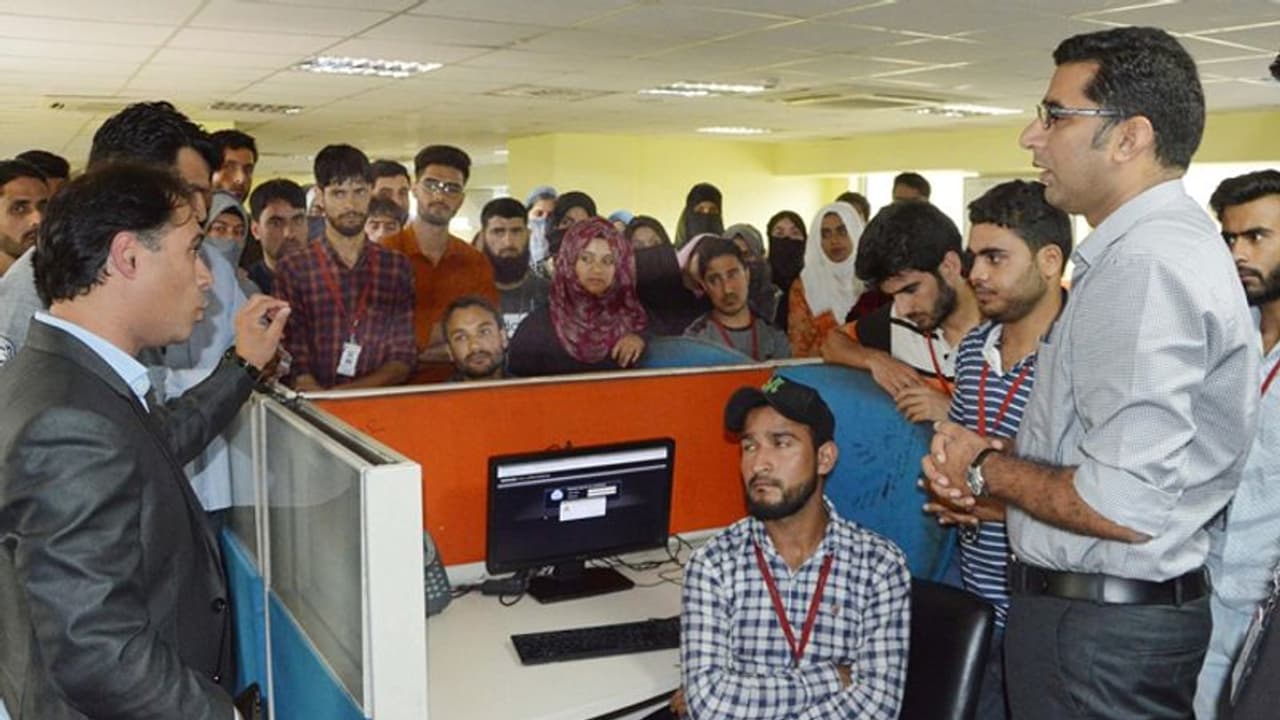 जम्मू कश्मीर के 70 लोगों की नौकरी पर लटकी तलवार, प्रशासन ने कहा हम देंगे 3 महीने की सैलेरी